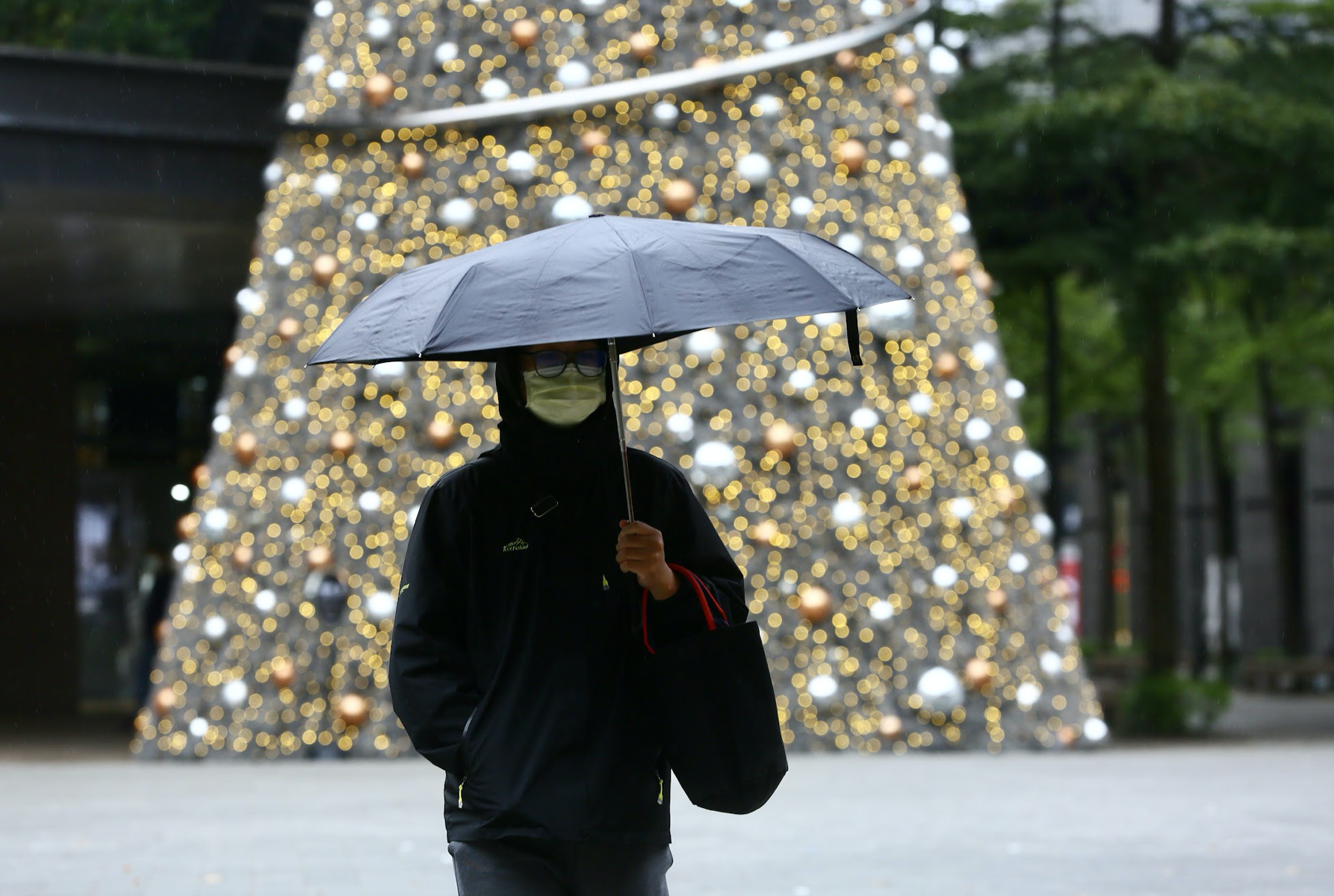 台灣北部及東半部地區有局部短暫雨，中南部山區有零星短暫雨。（資料照）