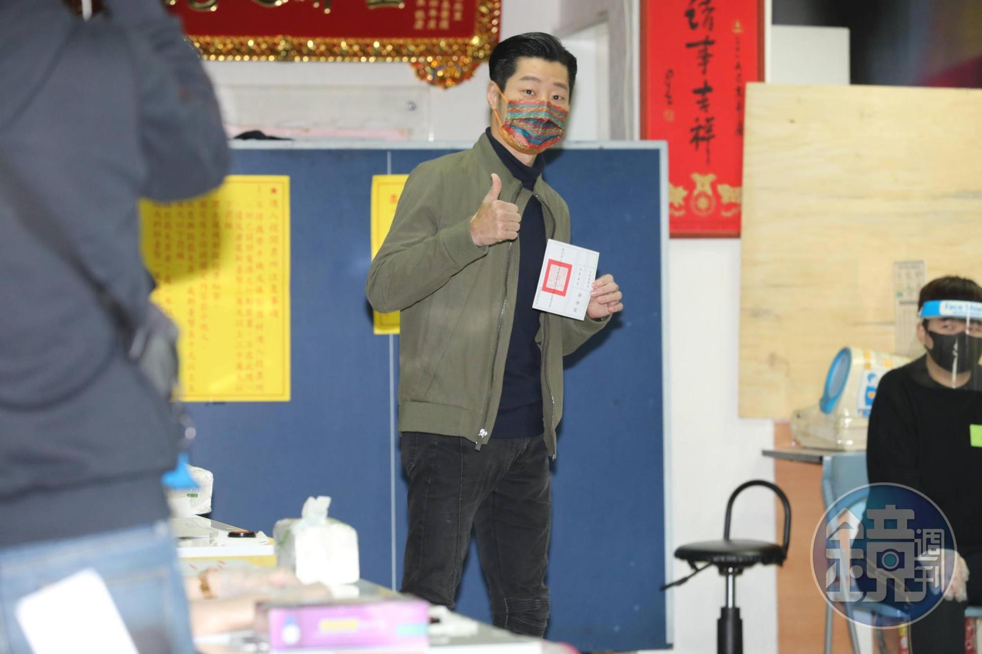 無黨籍立委林昶佐一早就前往戶籍地投票。