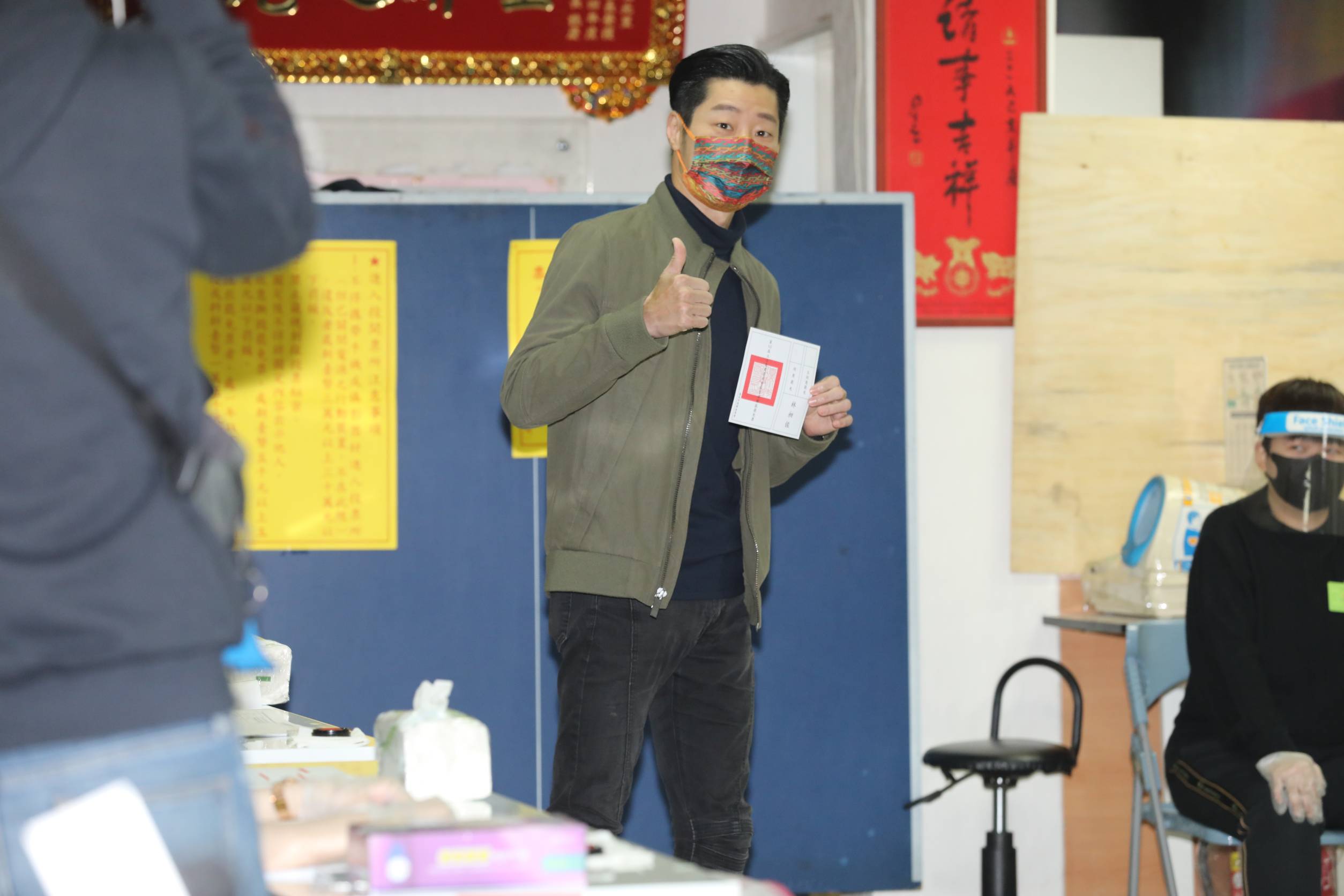 無黨籍立委林昶佐一早就前往戶籍地投票。