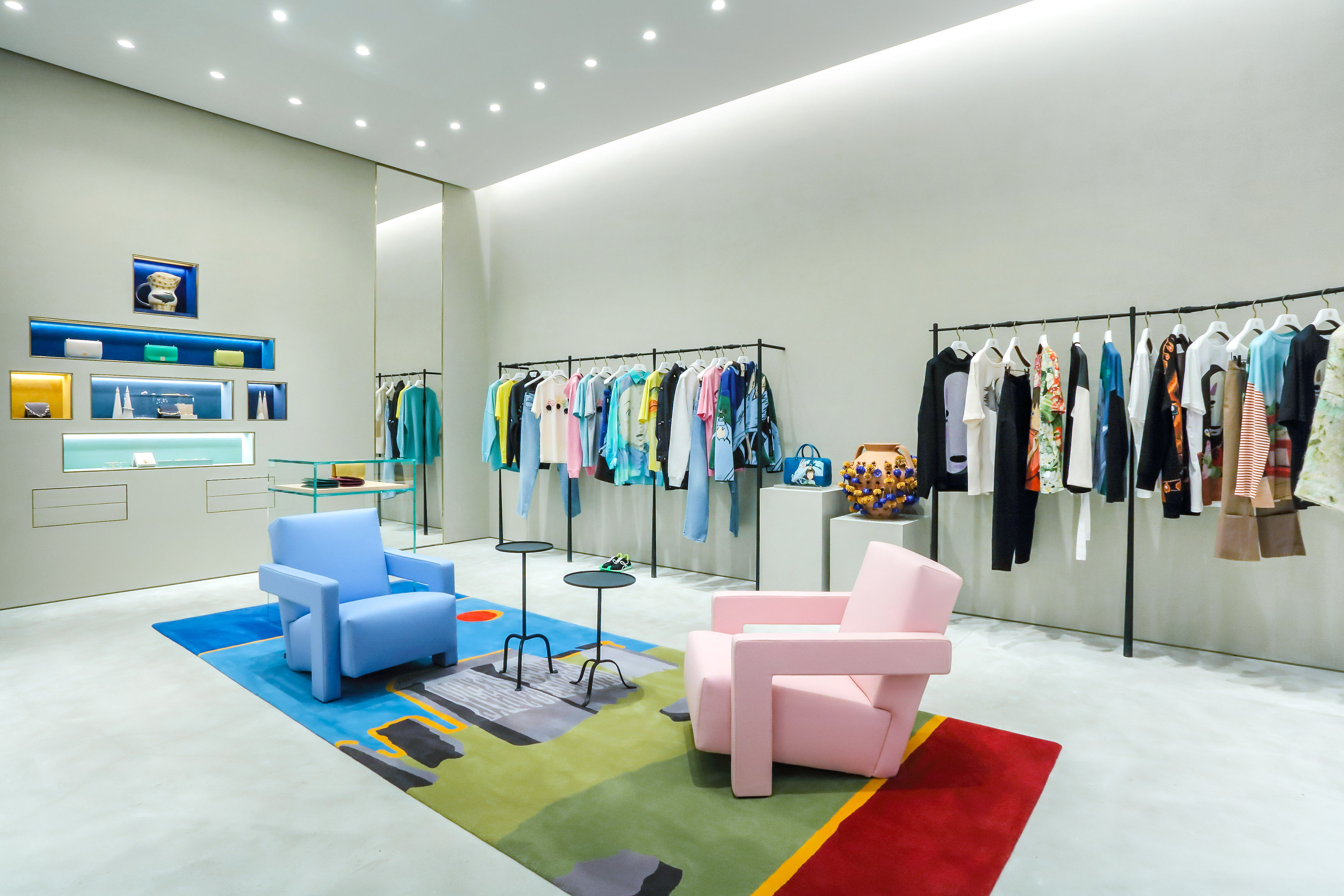 店內擺放由Gerrit Thomas Rietveld設計的Utrecht椅。（LOEWE提供）