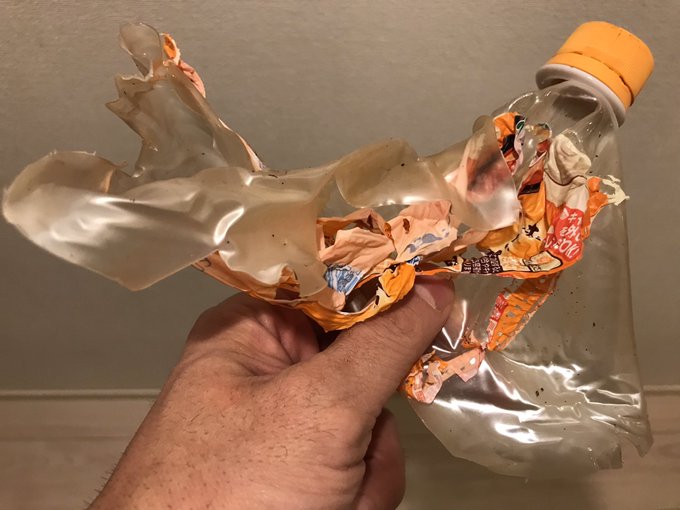 寶特瓶丟微波爐裡加熱，整個嚴重變形。