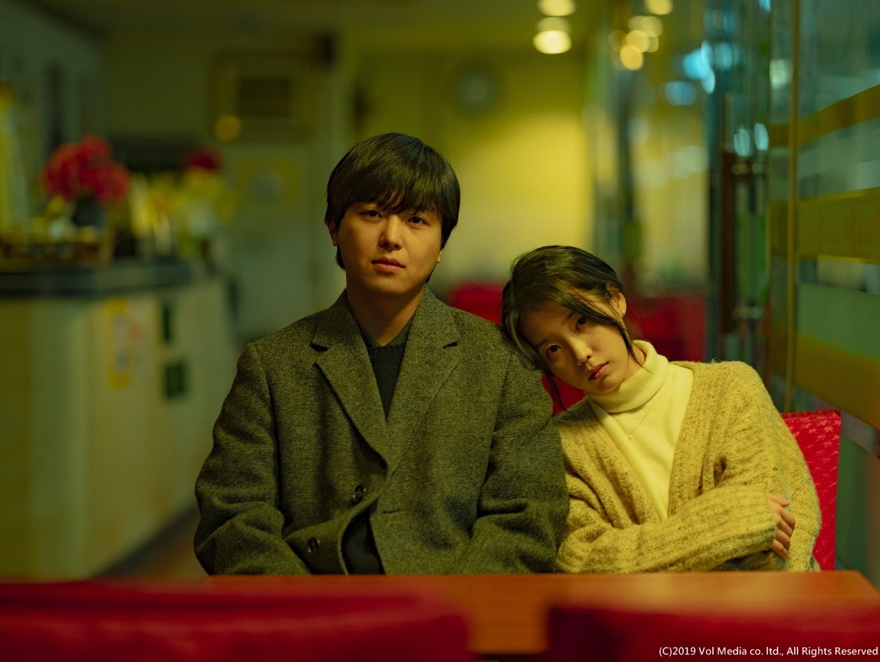 電影《無人之境》由延宇振主演，IU所飾演的角色有驚人反轉。（車庫娛樂提供）
