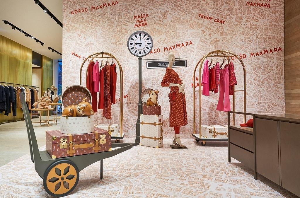 Max Mara微風南山春節快閃店,以2022早春系列的「旅行」做為設計靈感。(Max Mara提供)