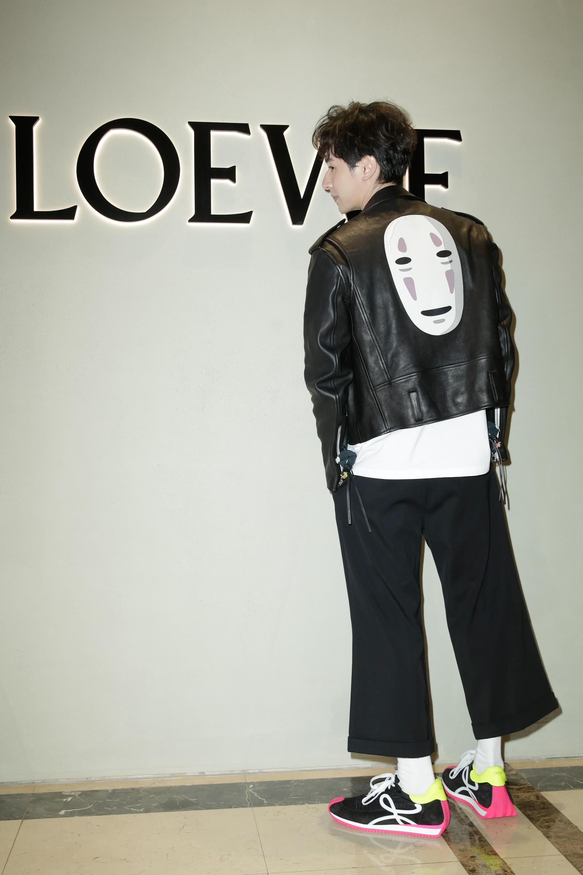 張軒睿身穿LOEWE與《神隱少女》聯名的無臉男皮衣外套，笑說私下談感情很佛系，非戲中的渣男。