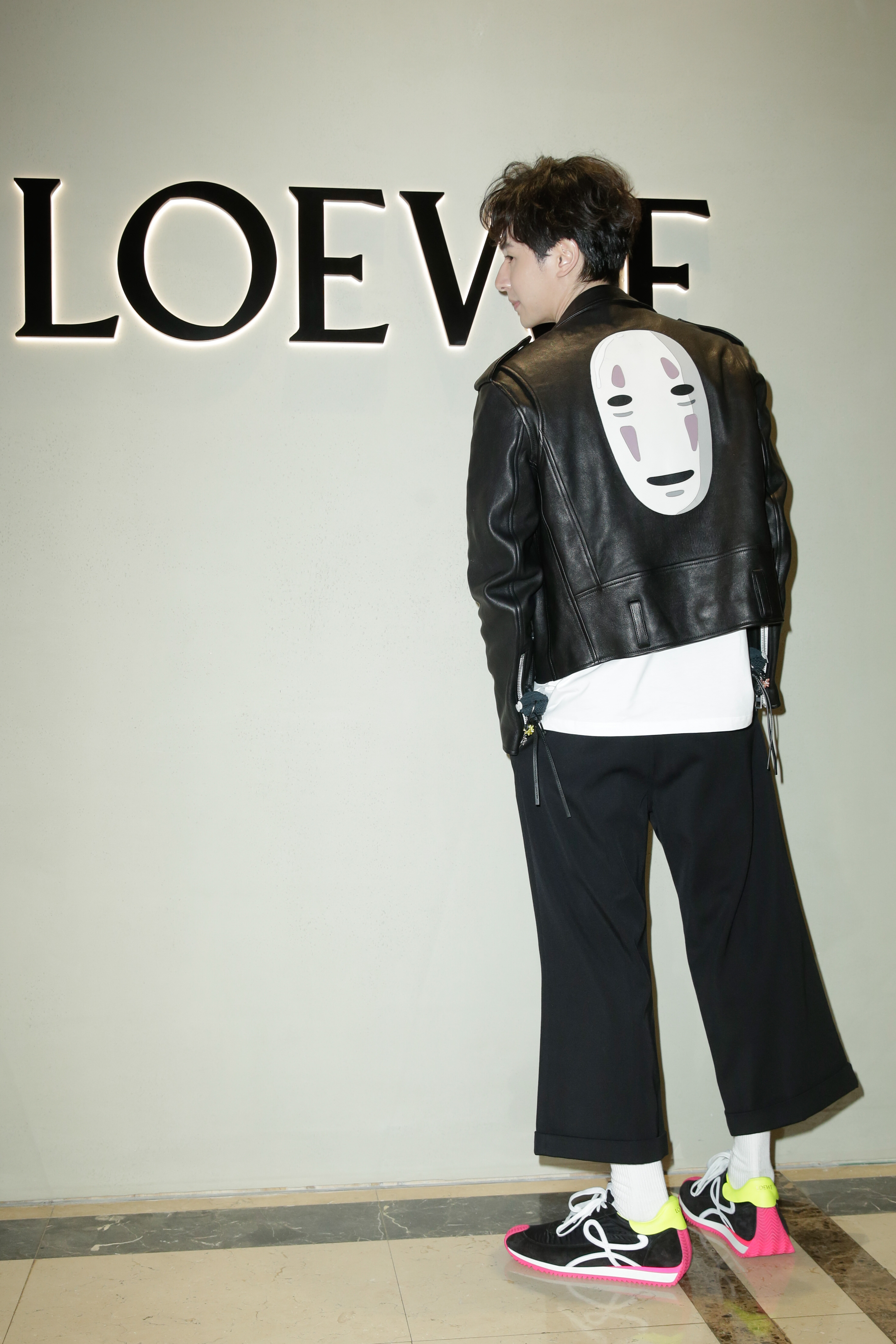 張軒睿身穿LOEWE與《神隱少女》聯名的無臉男皮衣外套，笑說私下談感情很佛系，非戲中的渣男。