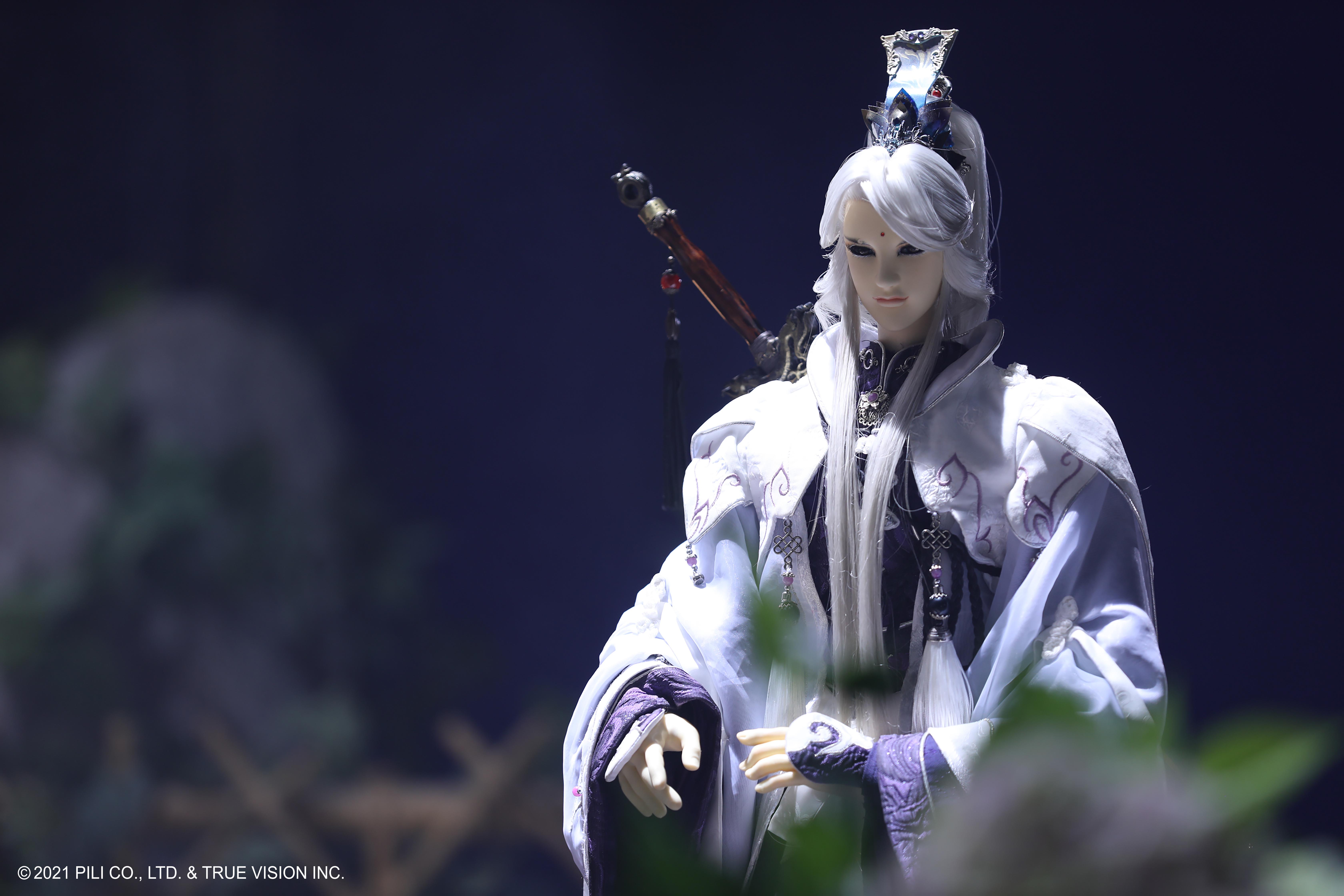 素還真少年時代的服裝以白底淡紫色調的素雅風格為主。（威視提供）