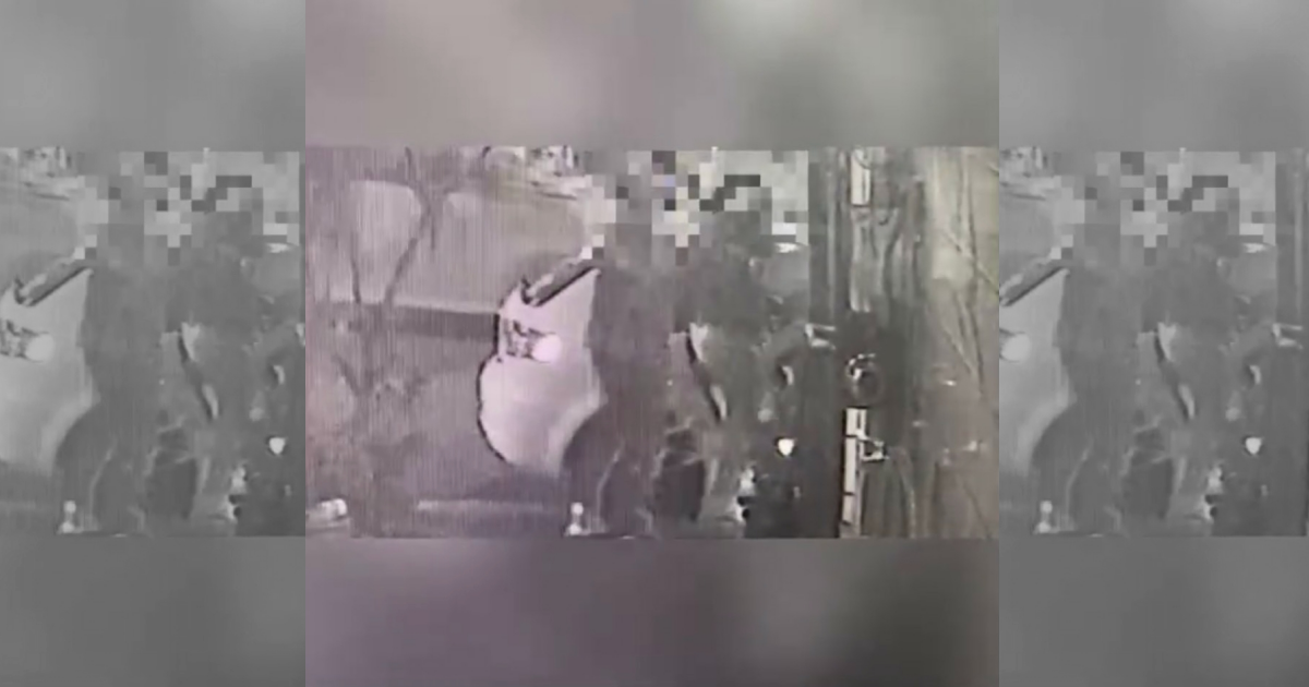 警方調閱監視器畫面,發現池男遭押上車載走。(警方提供)