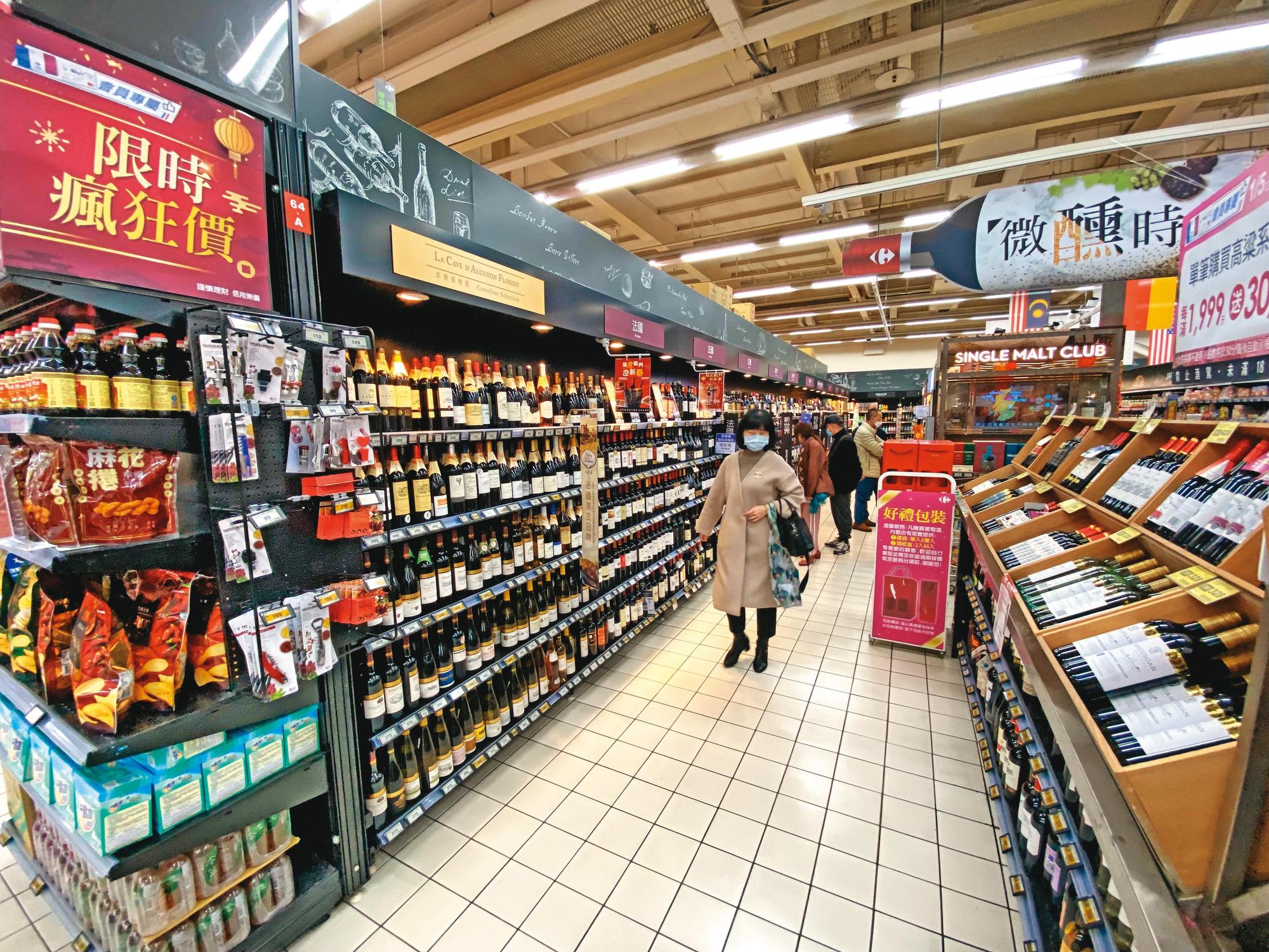 年前來家樂福內壢店採買,當然少不了好酒,內壢店算是家樂福中酒區最大、最具規模的,尤其有許多新春禮盒落地陳列。