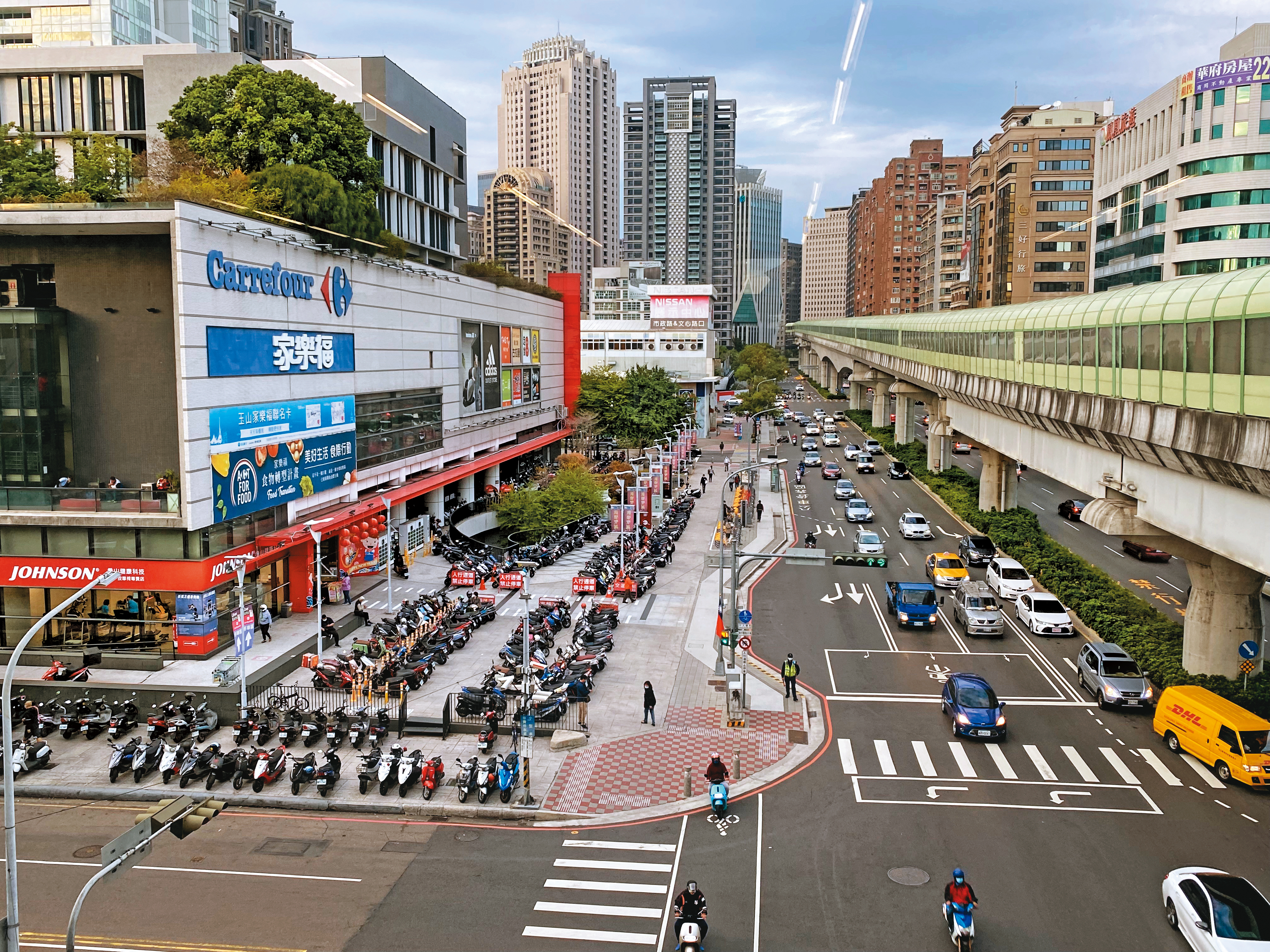 欲造訪文心路旁的家樂福文心店，可搭台中捷運到水安宮站，交通超便利。