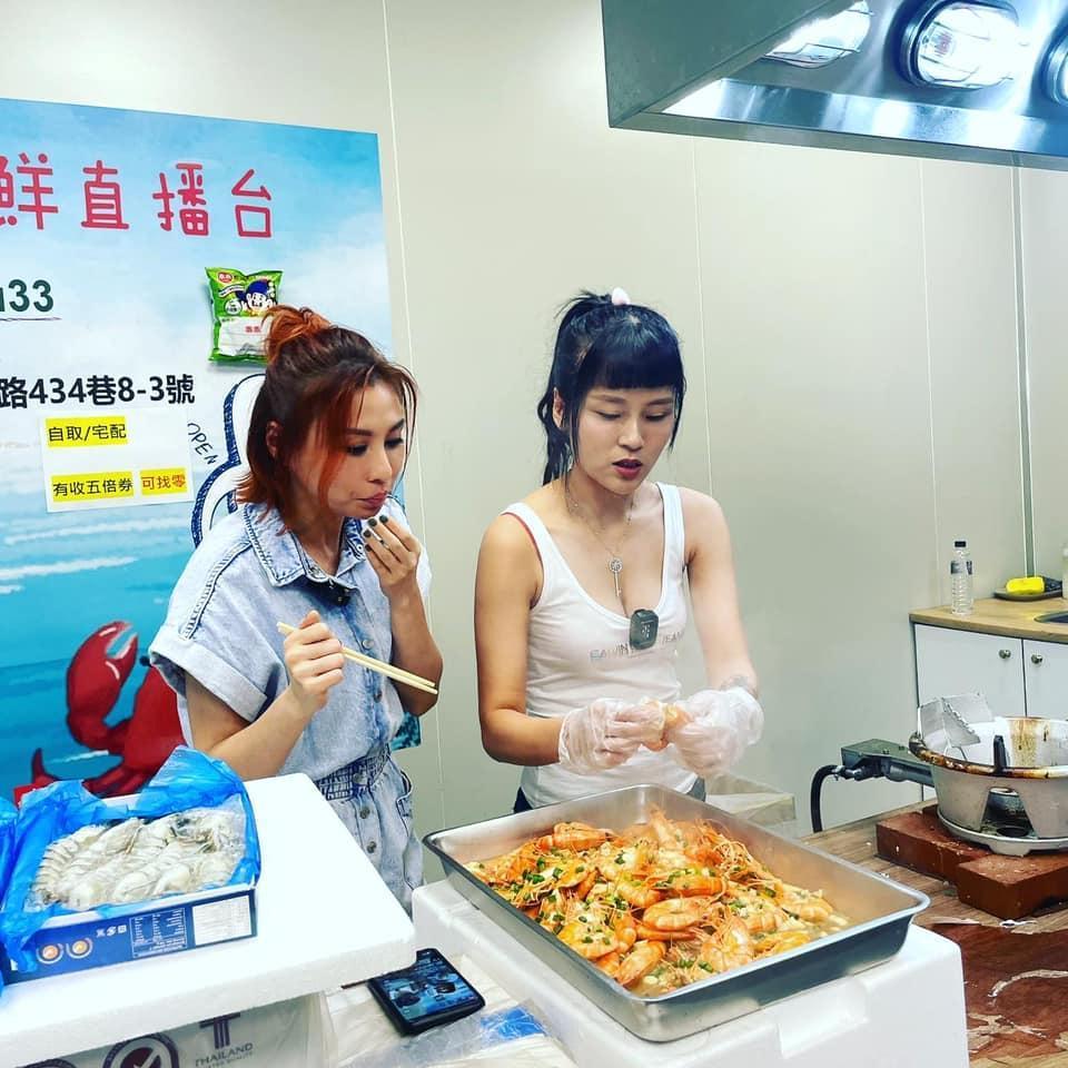 林凡上丟丟妹直播，讓粉絲見到她不同的表現。（翻攝丟丟妹臉書）