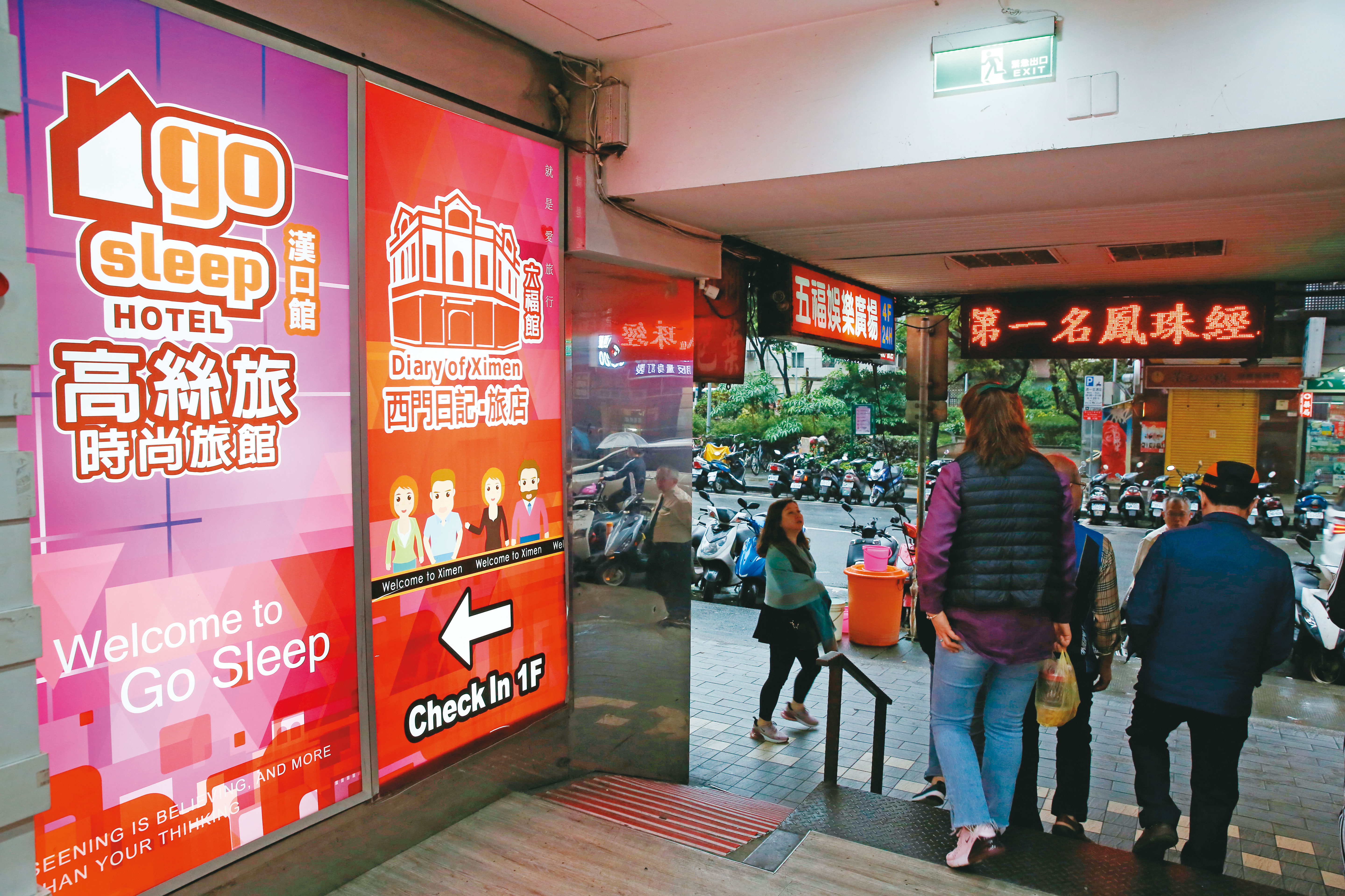 疫情前全台商旅做不少國外背包客生意，現邊境持續封鎖下，轉型刻不容緩。