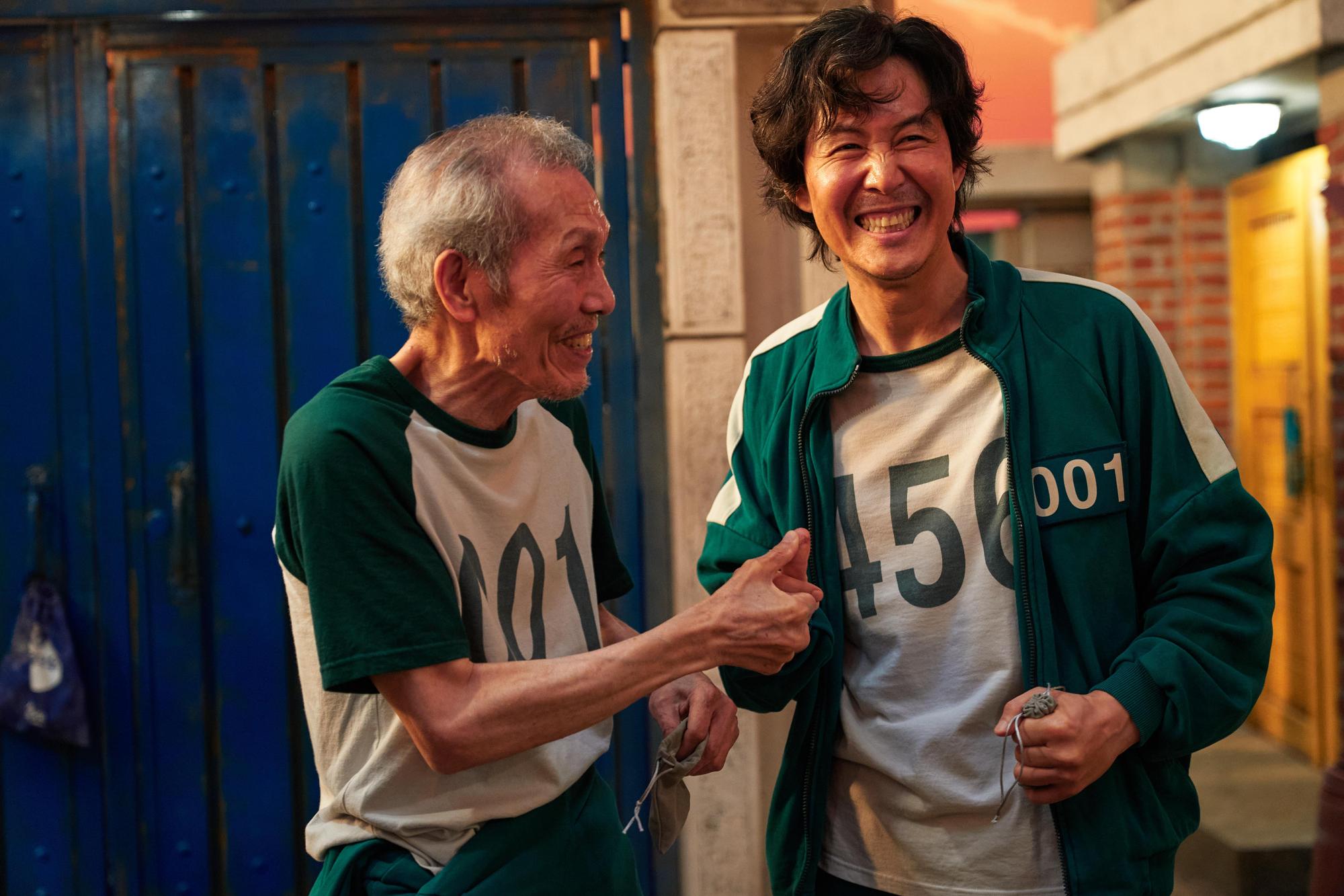 吳永洙(左)、李政宰雙雙入圍金球獎,最後吳永洙奪下最佳男配角。(Netflix提供)