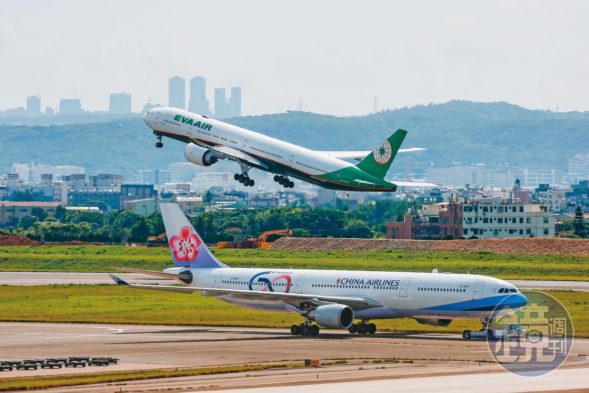 航空公司聯名卡在疫情期間加碼優惠提高卡友刷卡意願，趁現在累積航空哩程最快速。