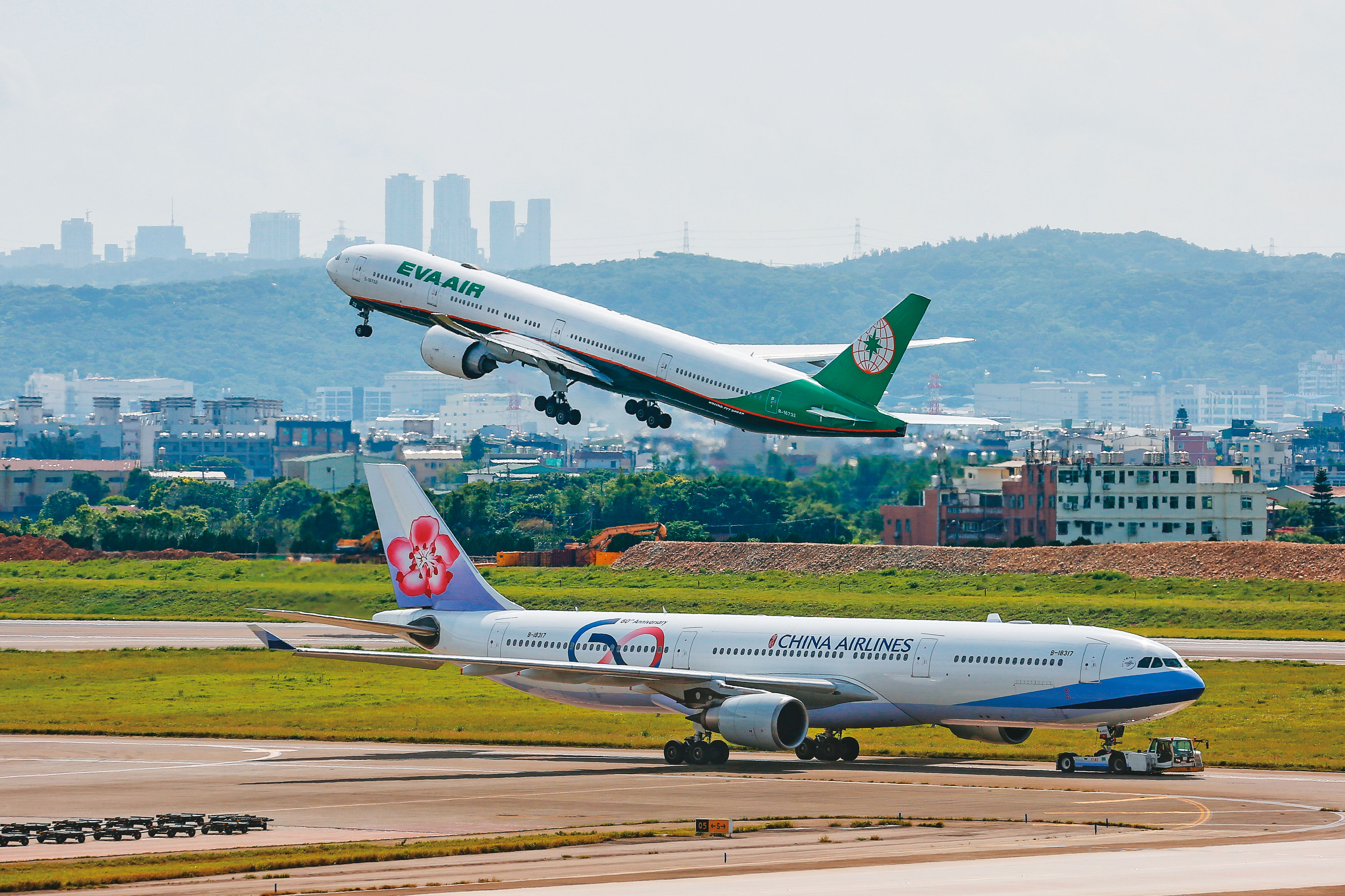 航空公司聯名卡在疫情期間加碼優惠提高卡友刷卡意願，趁現在累積航空哩程最快速。