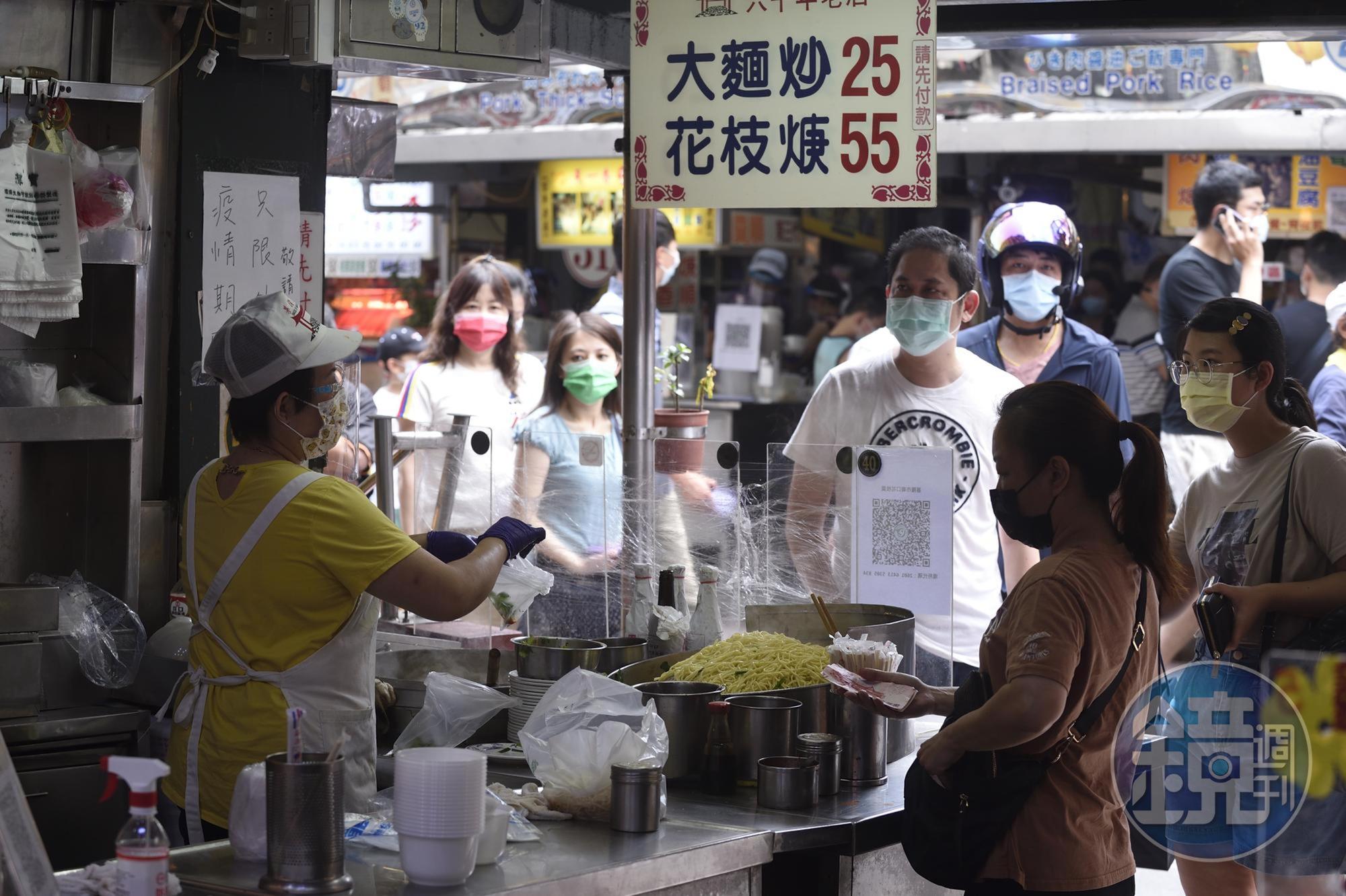 有醫師批評指揮中心不敢禁餐廳內用，只拿「小眾項目開刀」，讓陳時中說重話回應；內用示意圖，與當事人無關。（本刊資料照）