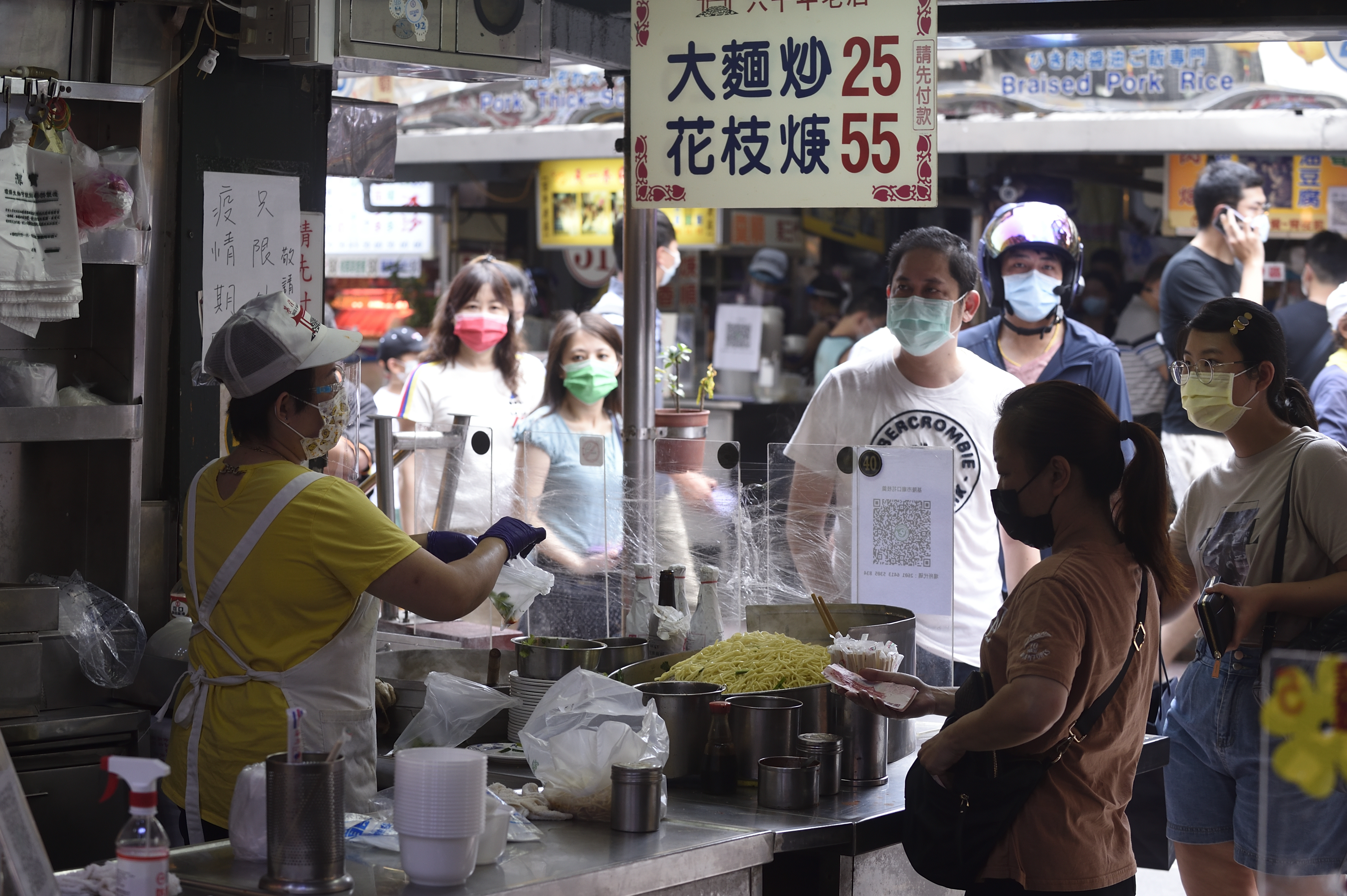 有醫師批評指揮中心不敢禁餐廳內用，只拿「小眾項目開刀」，讓陳時中說重話回應；內用示意圖，與當事人無關。（本刊資料照）