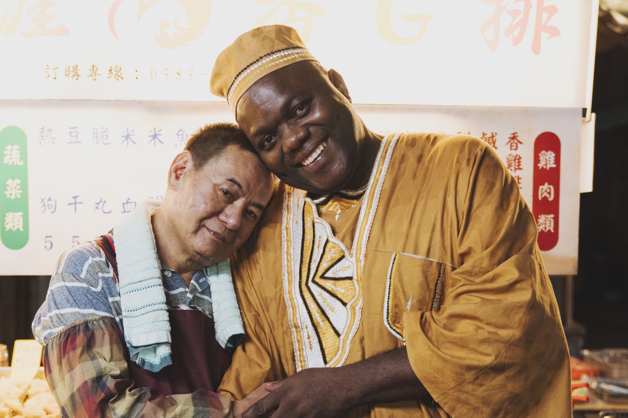 睽違多年再度一同演出,南哥(左)與伊馮(右)仍舊默契十足,為了幫助伊馮放鬆情緒,南哥還調皮地輕輕搧他巴掌,互動可愛自然。