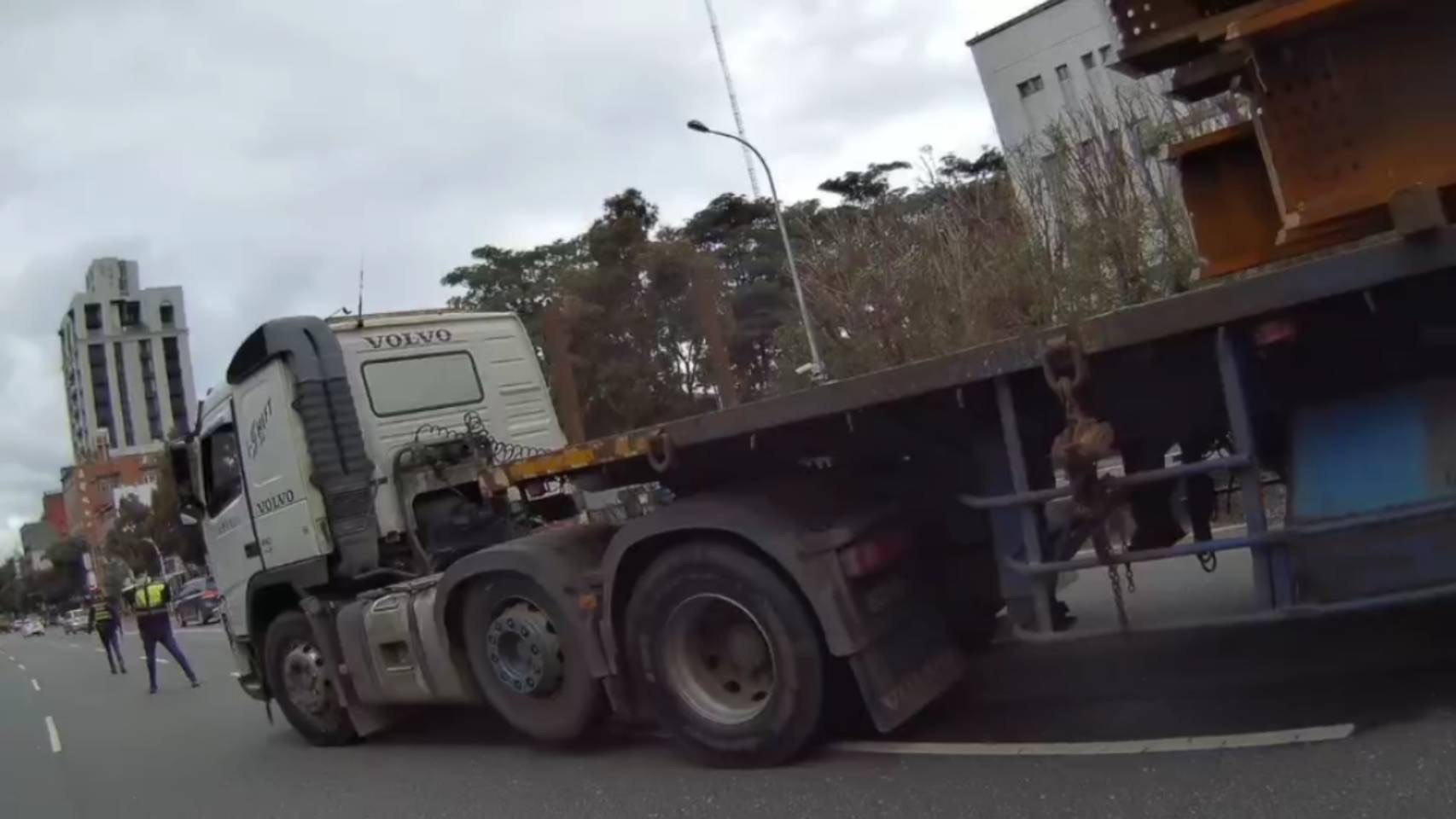 曳引車駕駛因宿醉上路遭北市警攔查酒測。（翻攝畫面）