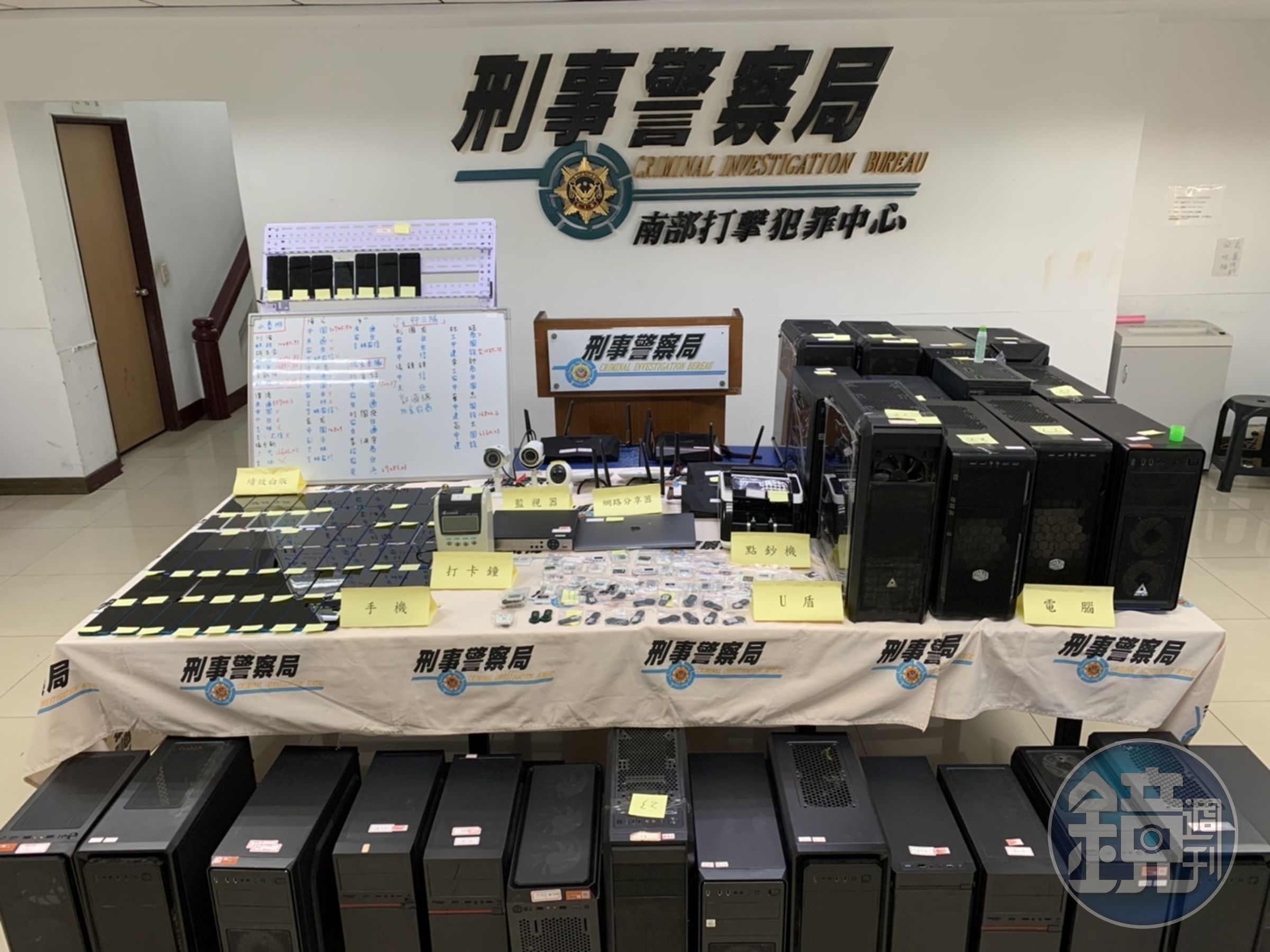 警方破獲吳嫌為首的洗錢集團，查獲犯罪用的電腦與手機。（刑事局南打中心提供）