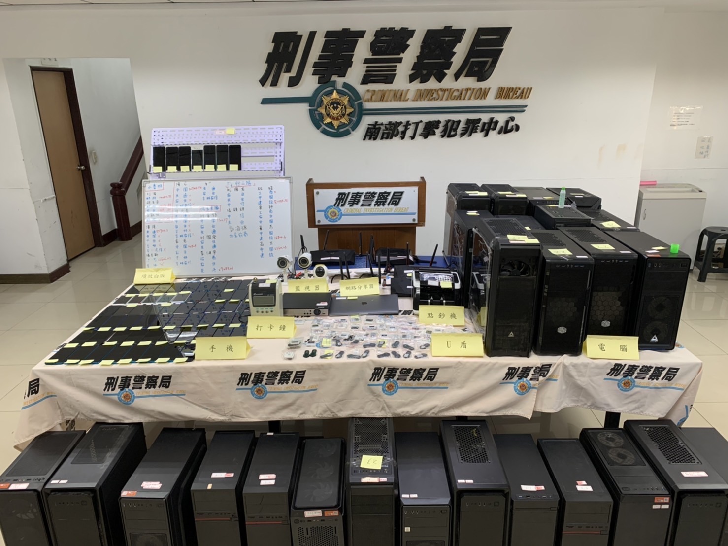 警方破獲吳嫌為首的洗錢集團，查獲犯罪用的電腦與手機。（刑事局南打中心提供）