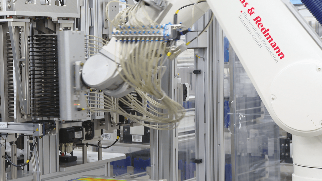 機械手臂快速運作,拚命趕訂單。(資料畫面)