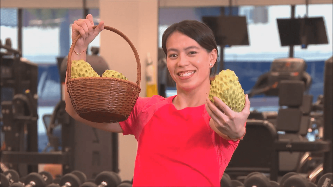 舉重選手郭婞淳幫忙推銷台灣水果。(台東縣政府提供)