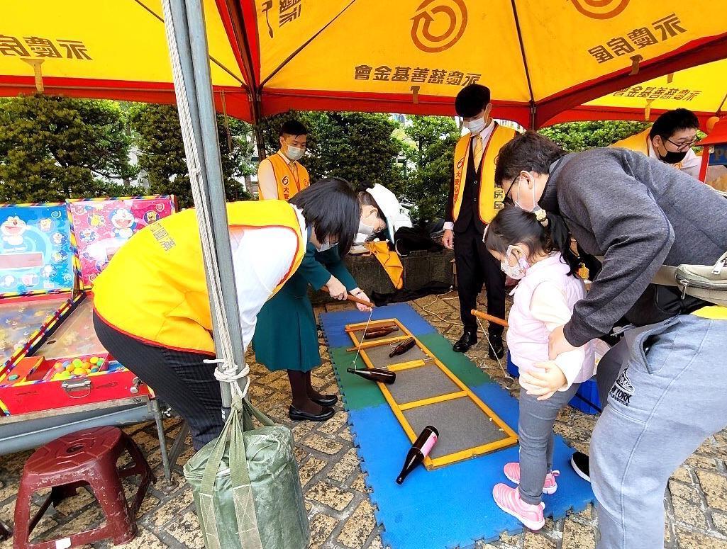 永慶房屋規劃趣味遊戲、準備精美小點心與現場民眾同樂，現場歡笑聲不間斷。
