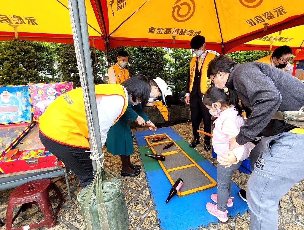永慶房屋規劃趣味遊戲、準備精美小點心與現場民眾同樂，現場歡笑聲不間斷。