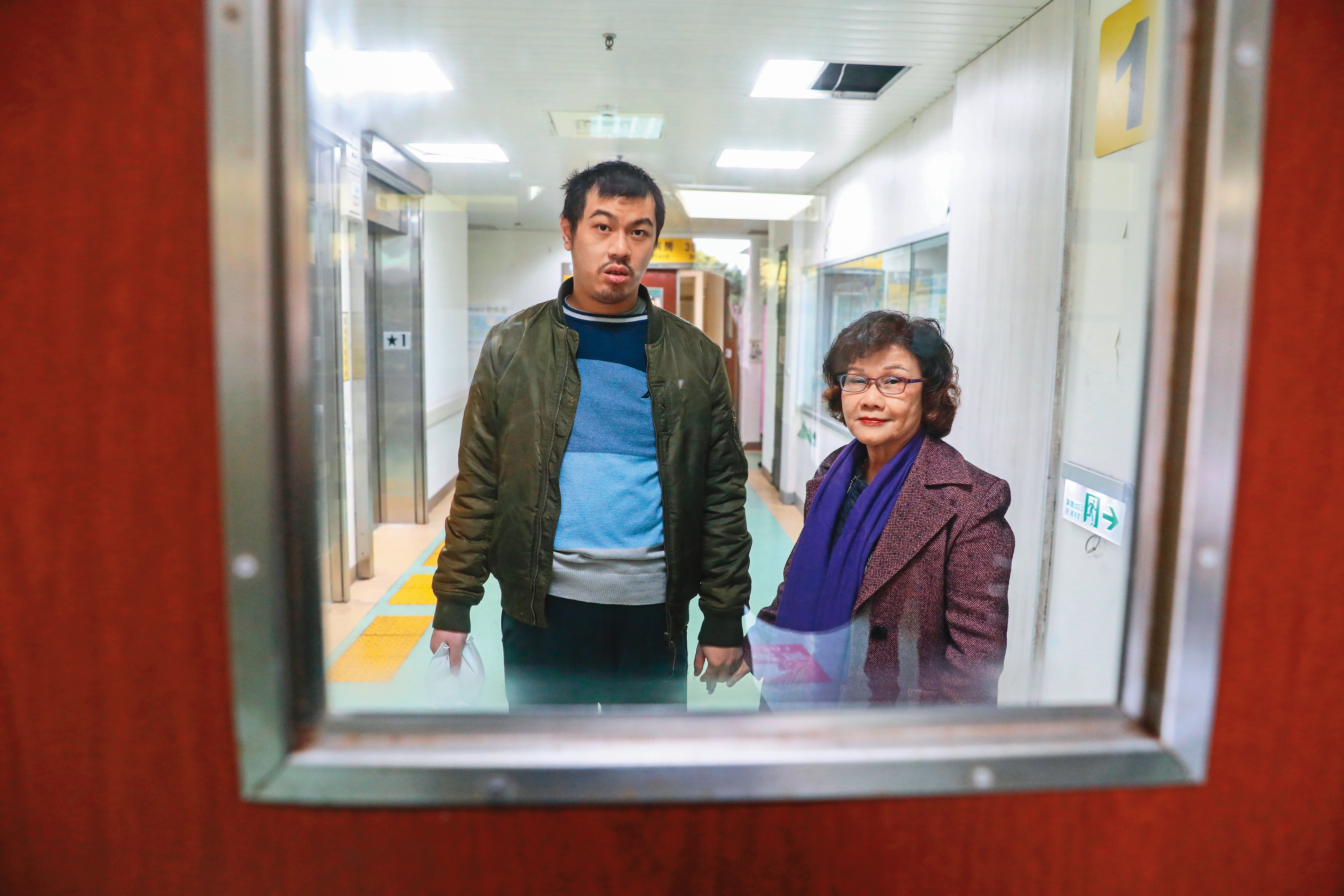 王幼玲與丈夫如今每週六到八里療養院探視兒子。