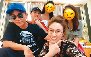 吳宗憲(左)日前秀出與4名子女的合照,看起來幸福洋溢。(翻攝吳宗憲Jacky Wu臉書)