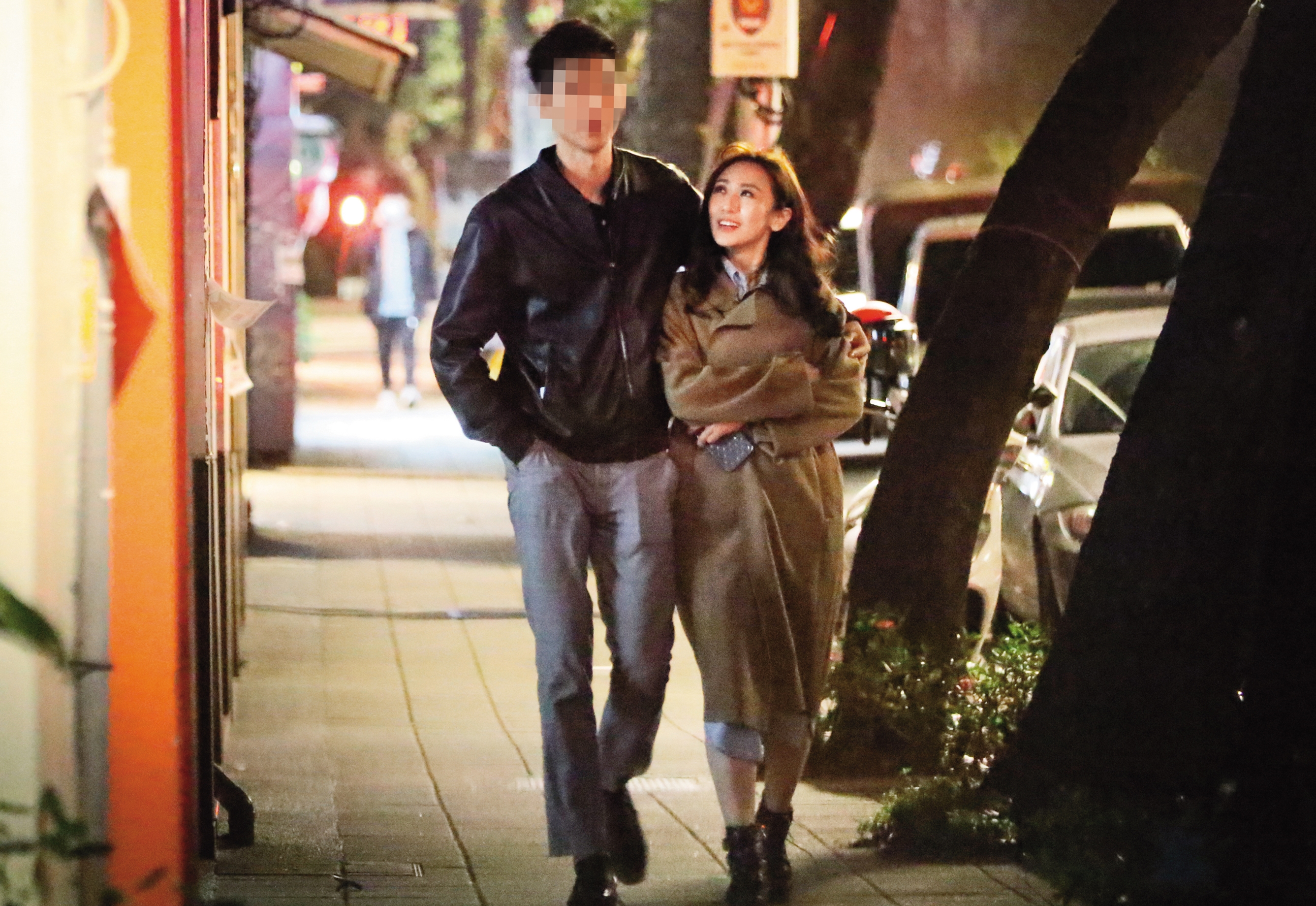 12/18 02:15 蔡允潔(右)小鳥依人,依偎在Fraser(左)的懷裡。