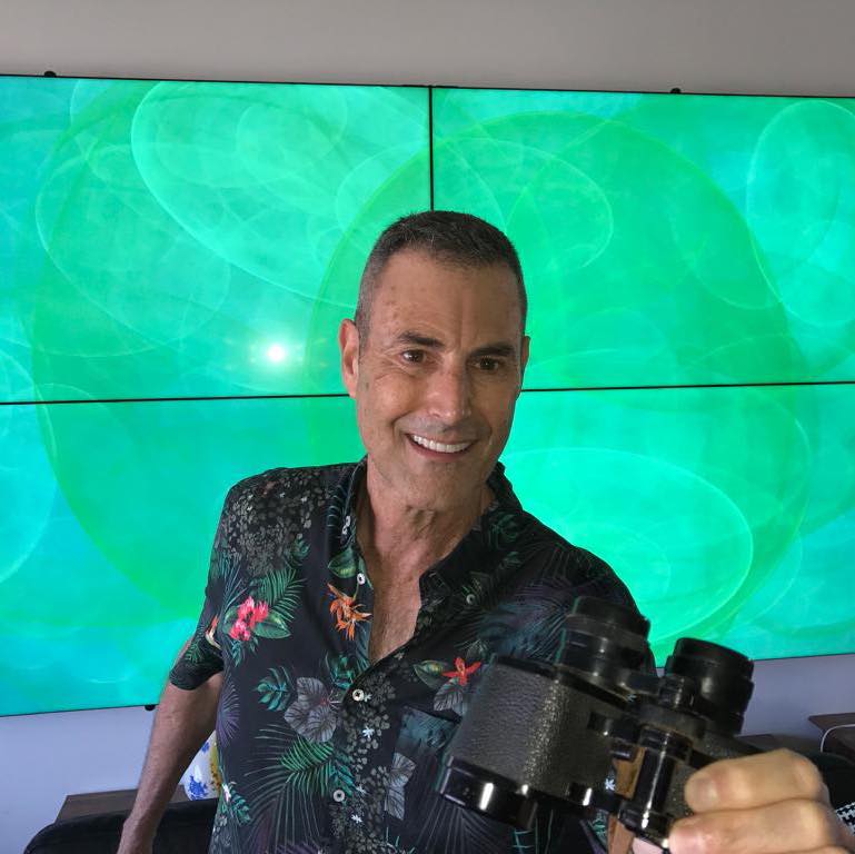 尤里蓋勒是知名的神祕學大師,自稱精通各式超能力。(翻攝Uri Geller IG)
