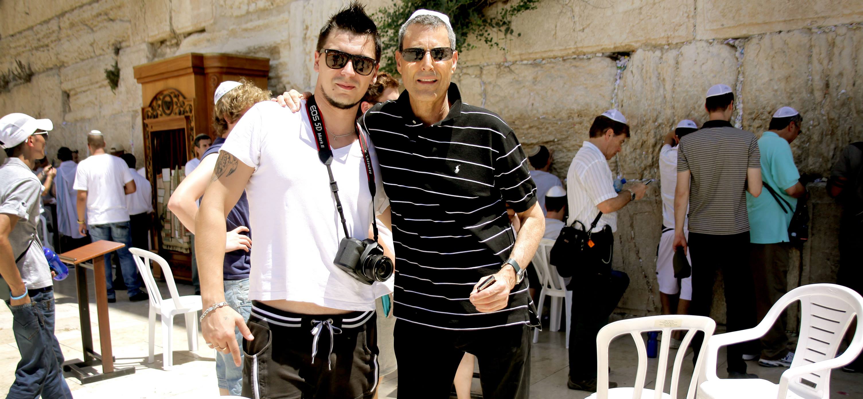 以色列魔術師尤里蓋（右）勒聲稱發動念力，找到了傳說中的宗教遺物法櫃。（翻攝Uri Geller IG）