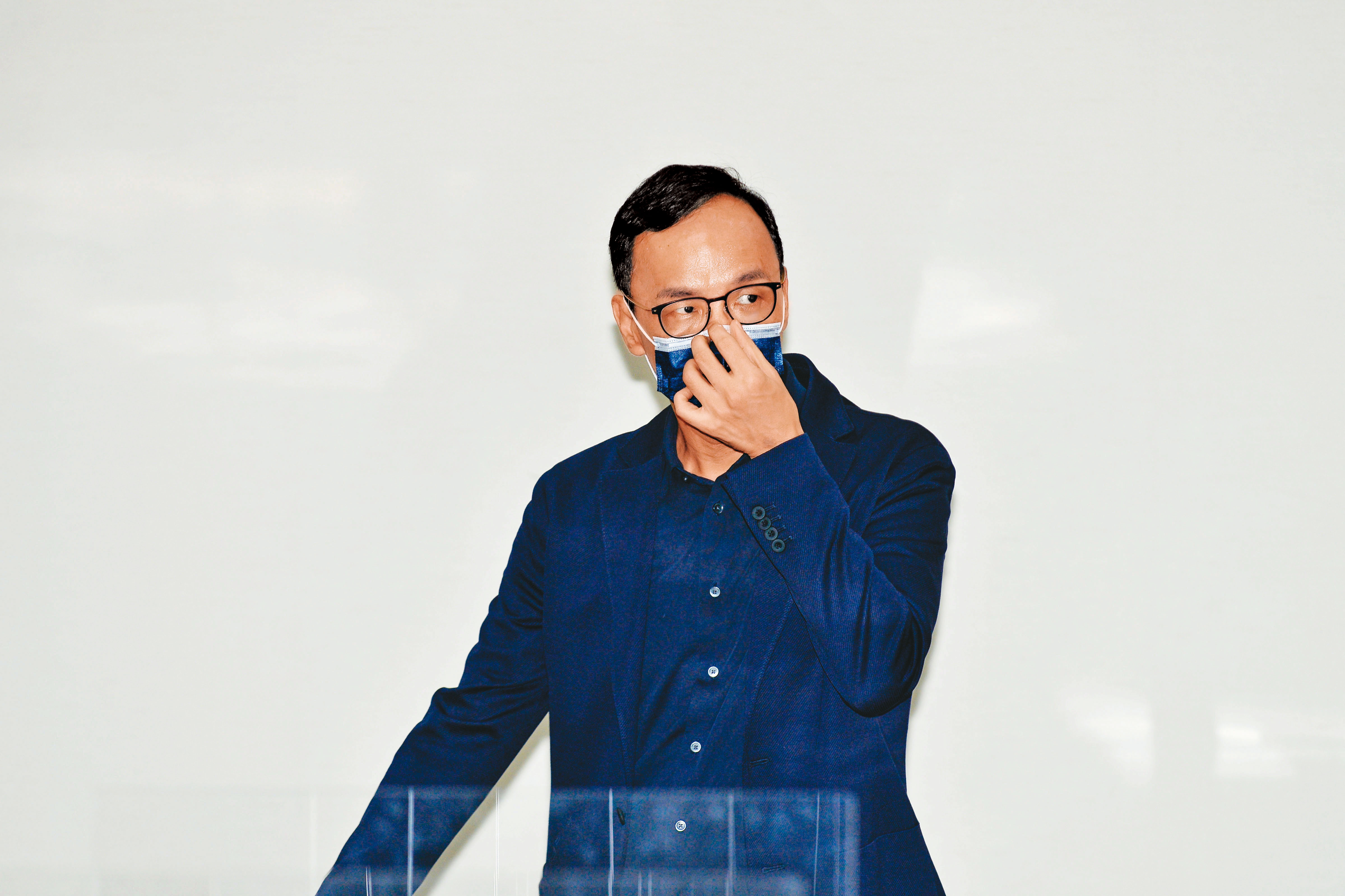 四大公投案、立法委員補選及罷免案國民黨連連敗選,黨主席朱立倫面臨內外夾攻的困境。