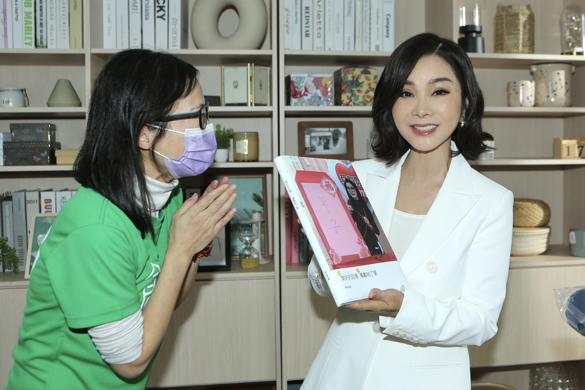 創世基金會也為了感謝陳美鳳每一年的支持,特別送上感謝狀以及「愛心集」。(民視提供)