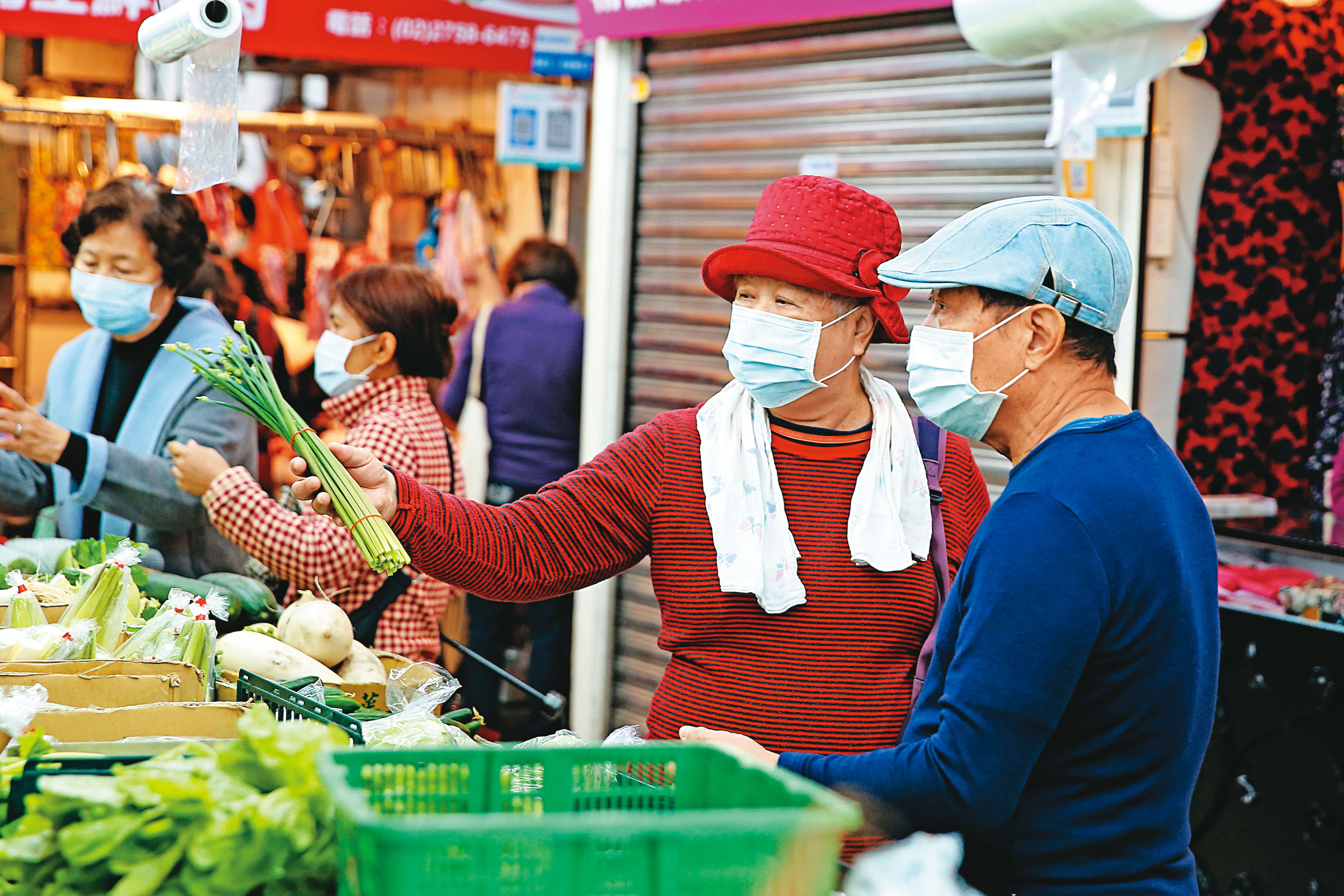 疫情初起時，亞洲各國成了口罩世界，社會規範性強，社會服從性高，小老百姓人人口上都有罩。（本刊資料照）