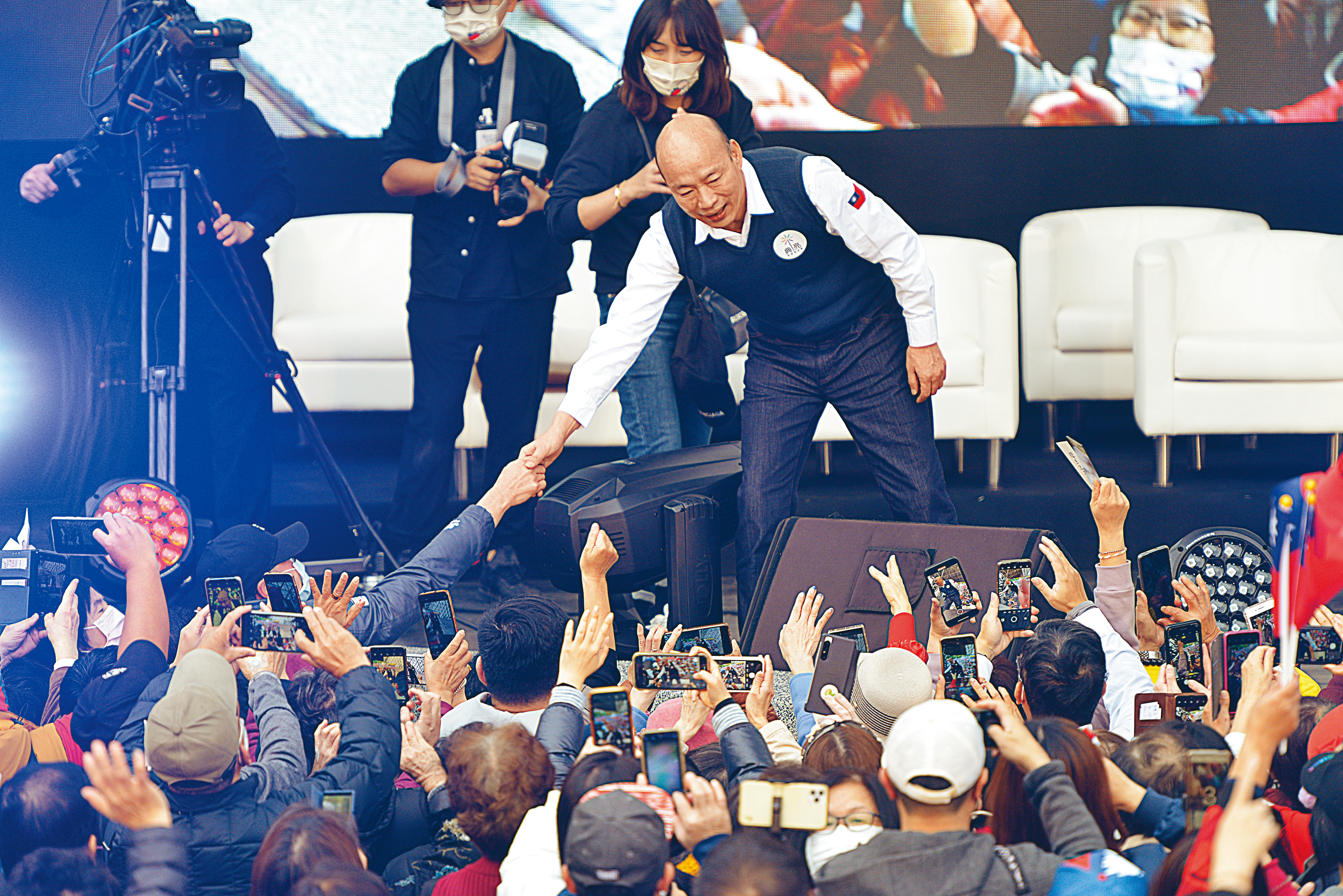 韓國瑜2日以新書發表會復出，會場湧入上萬名支持者力挺，顯示韓流威力在藍營內仍不容小覻。