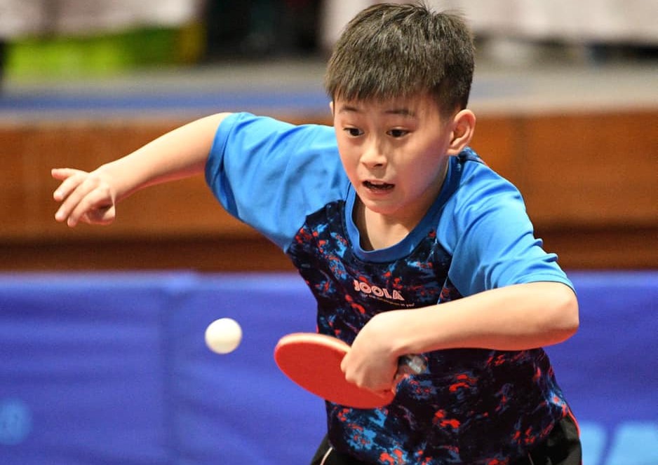 13歲小將郭冠宏5場賽事下來一局未失，以超狂的能力全都以直落三獲勝，成為今年國手選拔賽的最大驚奇。（翻攝自合作金庫銀行桌球隊臉書）