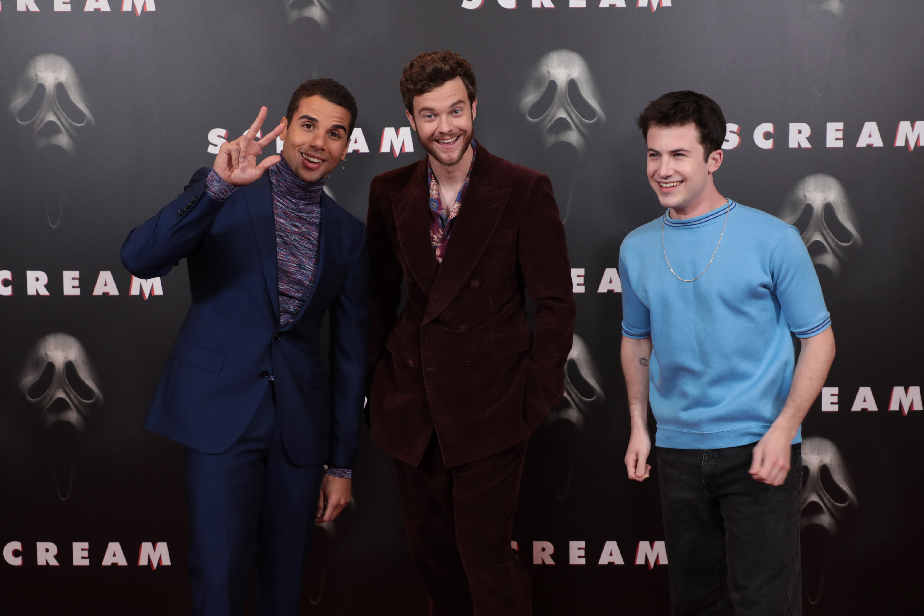 梅森古丁（左起）、傑克奎德穿著正式服裝，相形之下狄倫米奈特（右一）感覺就好像是跑來鬧的路人甲，難怪被網友吐槽不尊重。（UIP提供）