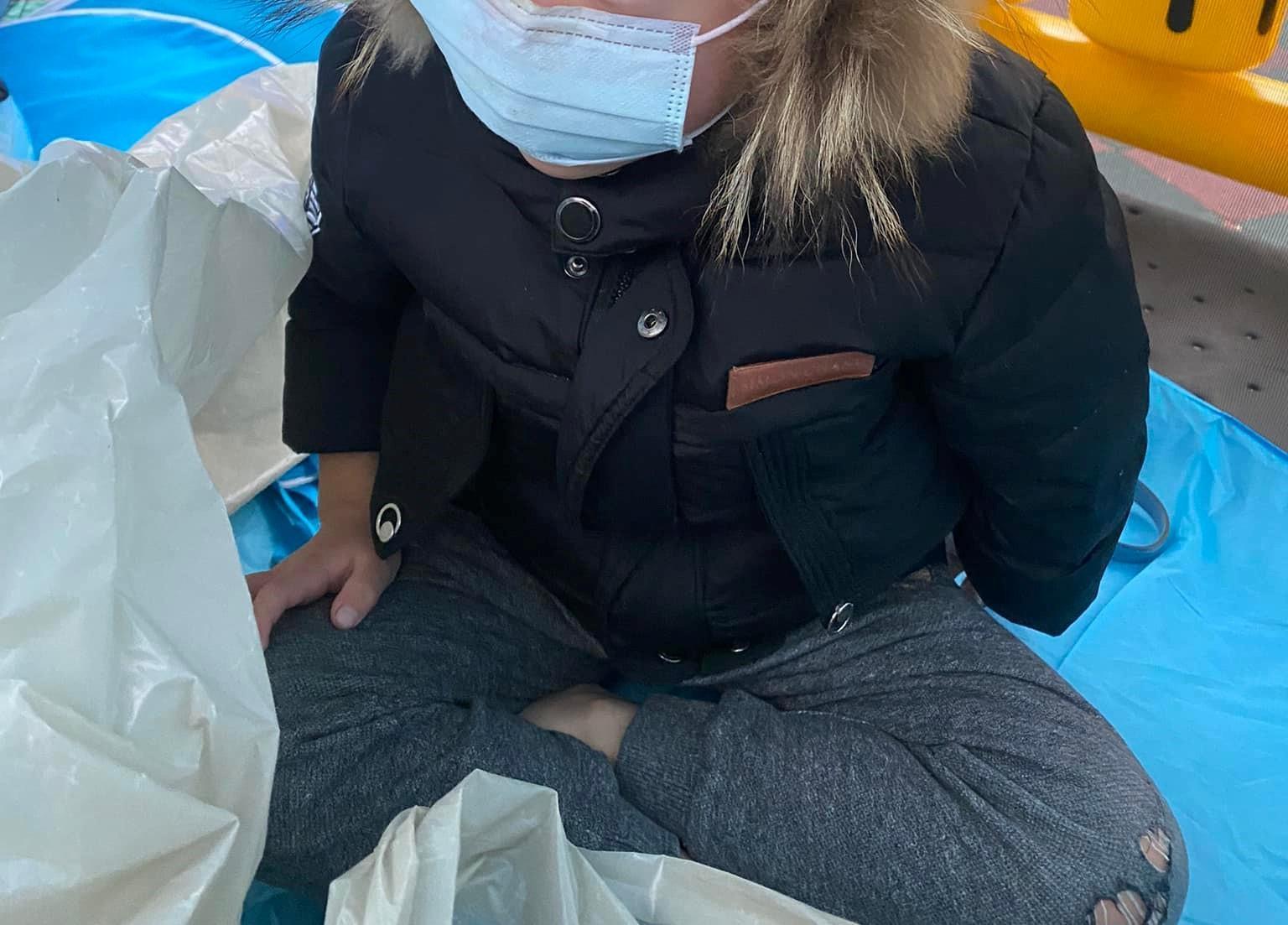 一名人妻帶不聽話的兒子到公園流浪,一場震撼教育讓兒子懂得珍惜。(翻攝自爆廢公社臉書)
