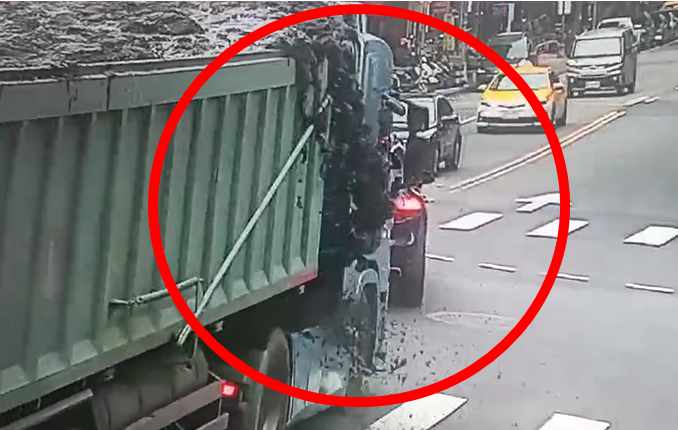 砂石車駕駛煞車太急,導致車斗淤泥瞬間傾瀉。(警方提供)