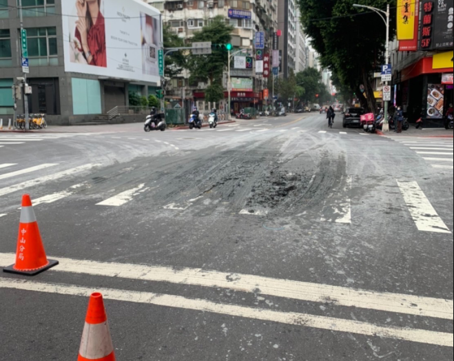 砂石車駕駛未下車察看處理，留下滿地淤泥。（警方提供）