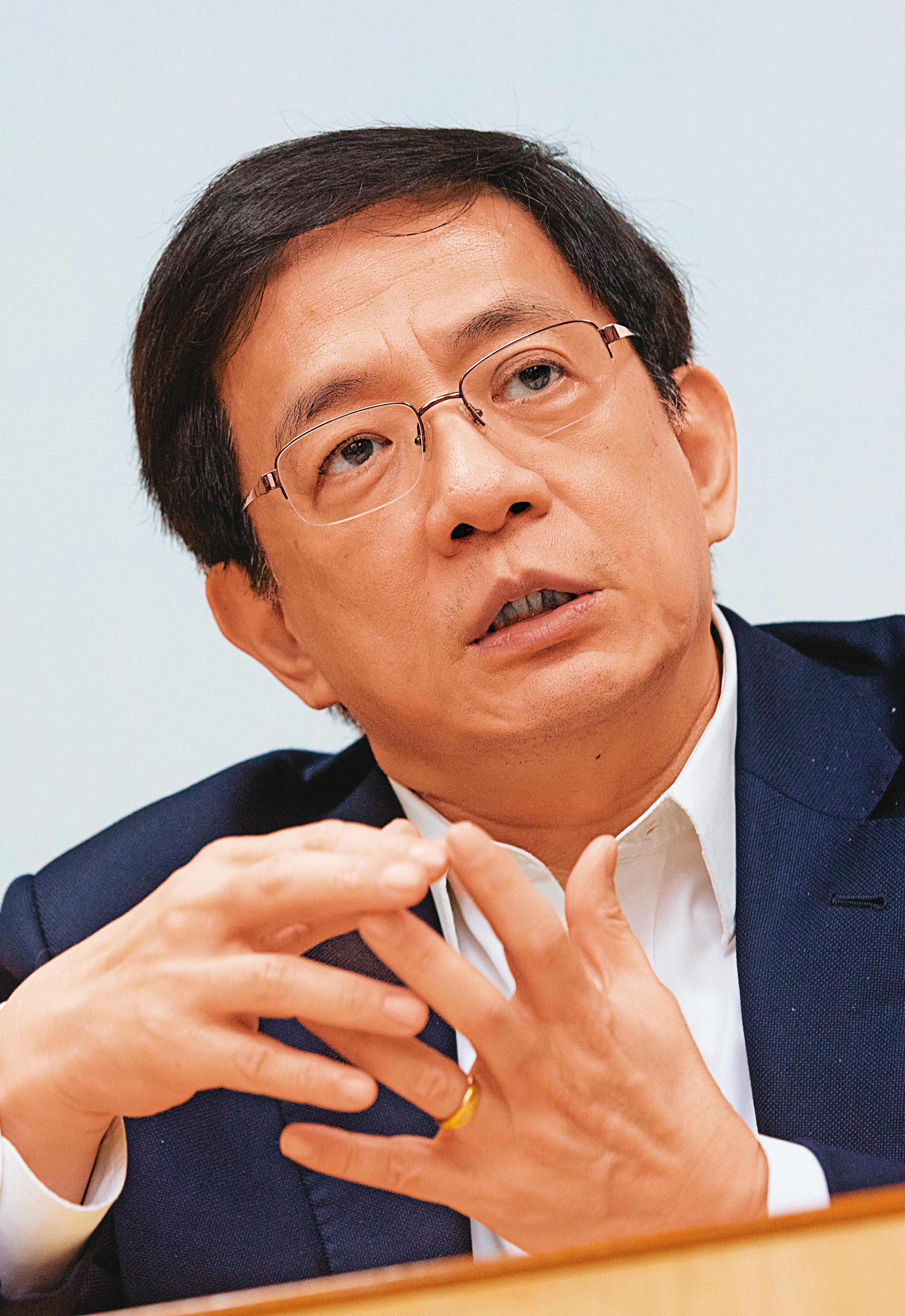 台大校長管中閔匿名替《壹週刊》寫評論曾引發爭議,台灣政府憂心,類似這樣的匿名評論者身分,也可能因港方清算、交易而曝光。
