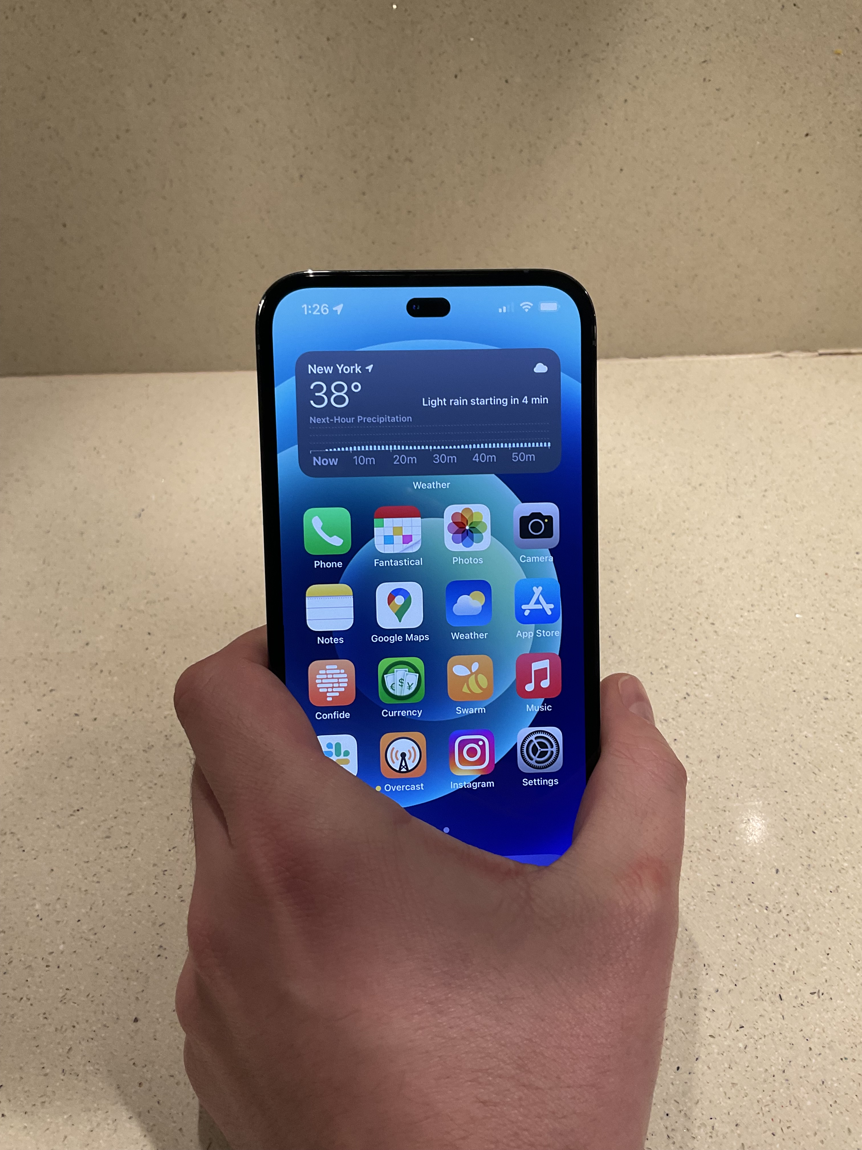 iPhone 14的模型機照片近日在網路上曝光,其標誌性的「瀏海」設計不見了。(翻攝自Jeff Grossman twitter)
