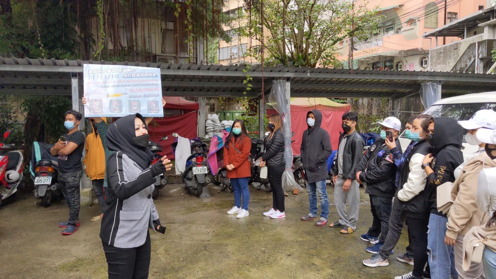 印尼新住民網紅愛佳以母語網路推播現行疫苗施打政策。(移民署提供)
