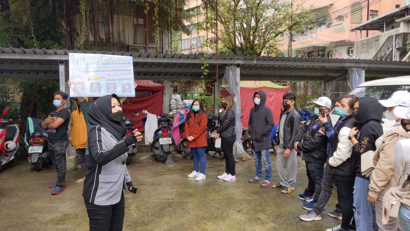 印尼新住民網紅愛佳以母語網路推播現行疫苗施打政策。(移民署提供)