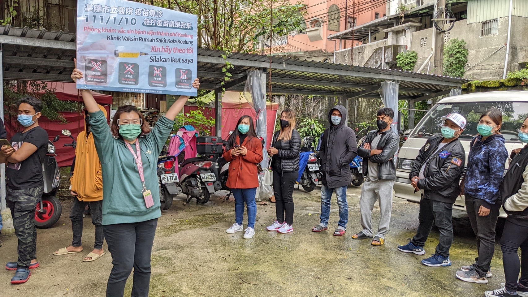 失聯移工依序排隊準備施打疫苗。(移民署提供)