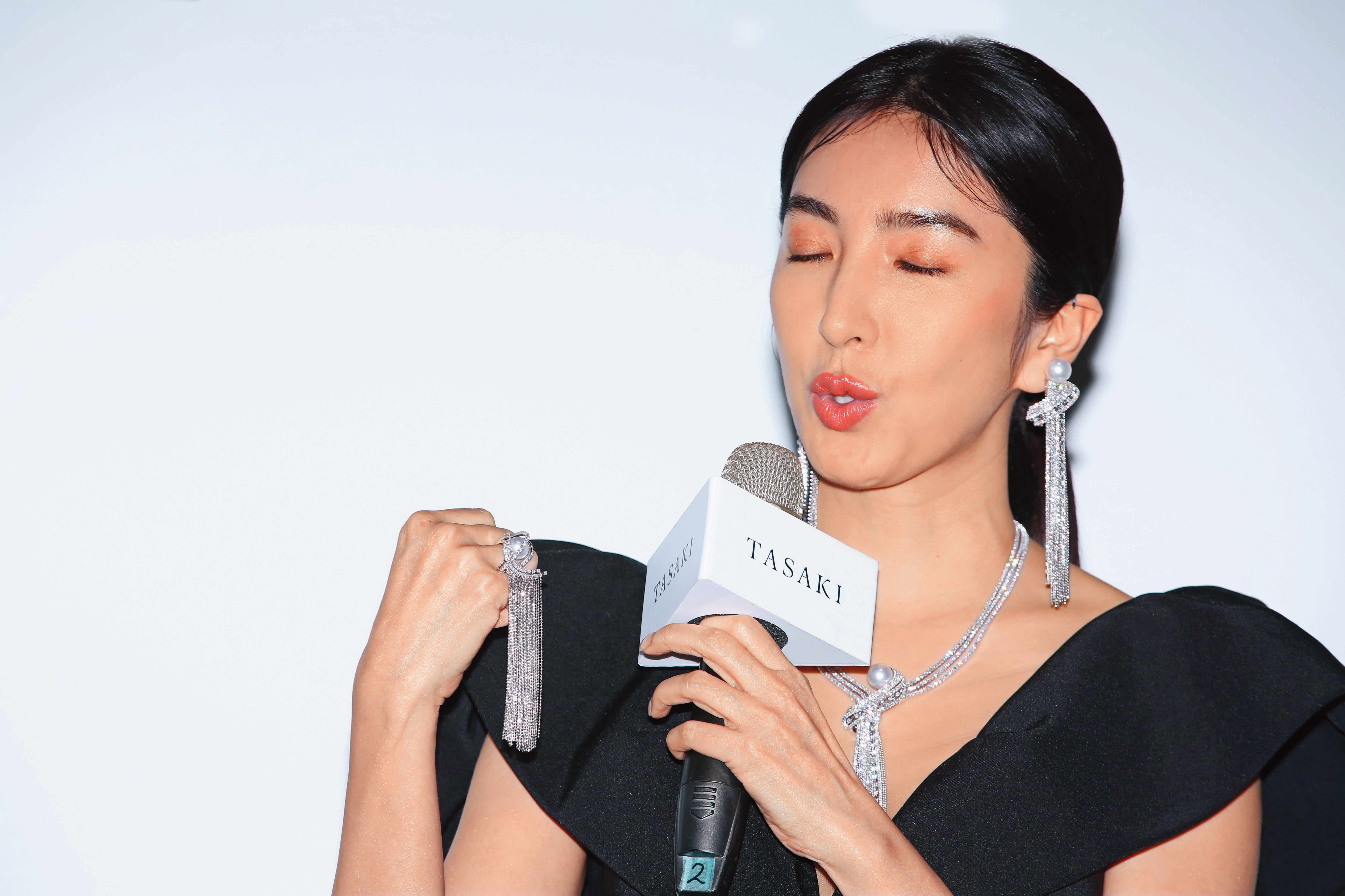 楊謹華讓一具屍體成為國民熱議的話題，讓觀眾狂猜誰才是凶手？看她出席TASAKI珍珠展，這「國屍」還滿美的說。