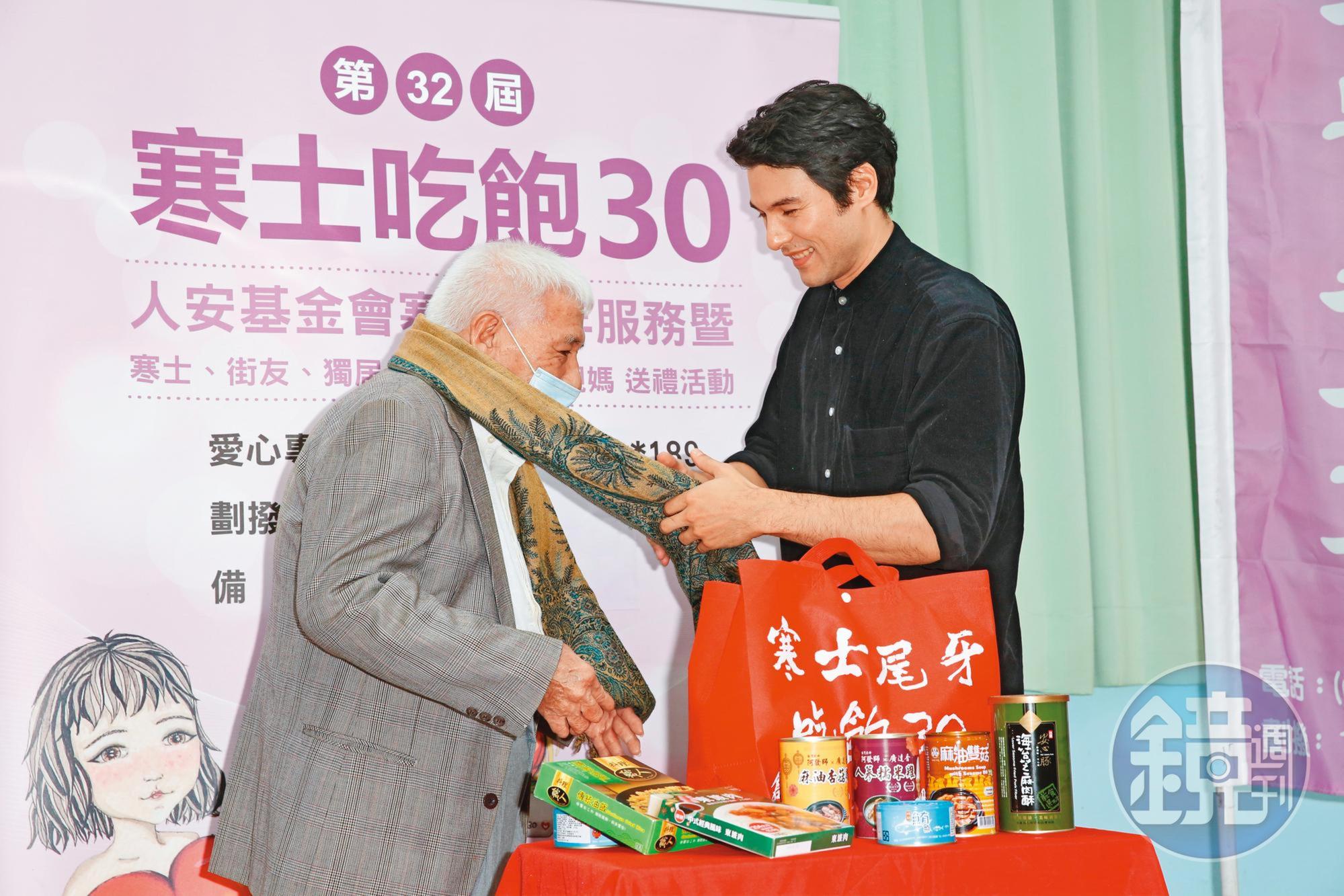 鳳小岳（右）現身「寒士吃飽30」公益活動，幫老人圍圍巾，真應驗劇中金句「迷戀緊緊箍住的感覺」。