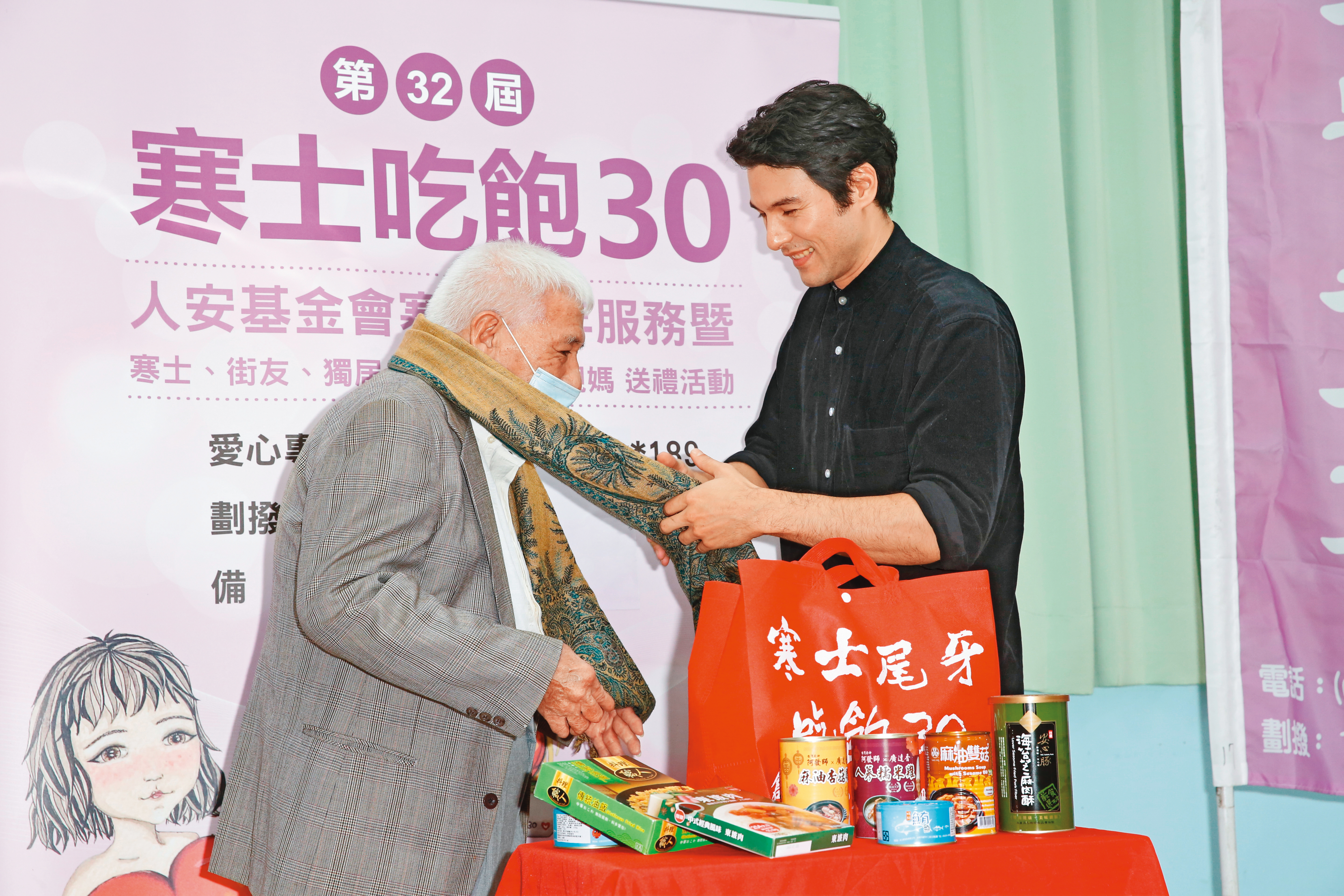 鳳小岳（右）現身「寒士吃飽30」公益活動，幫老人圍圍巾，真應驗劇中金句「迷戀緊緊箍住的感覺」。